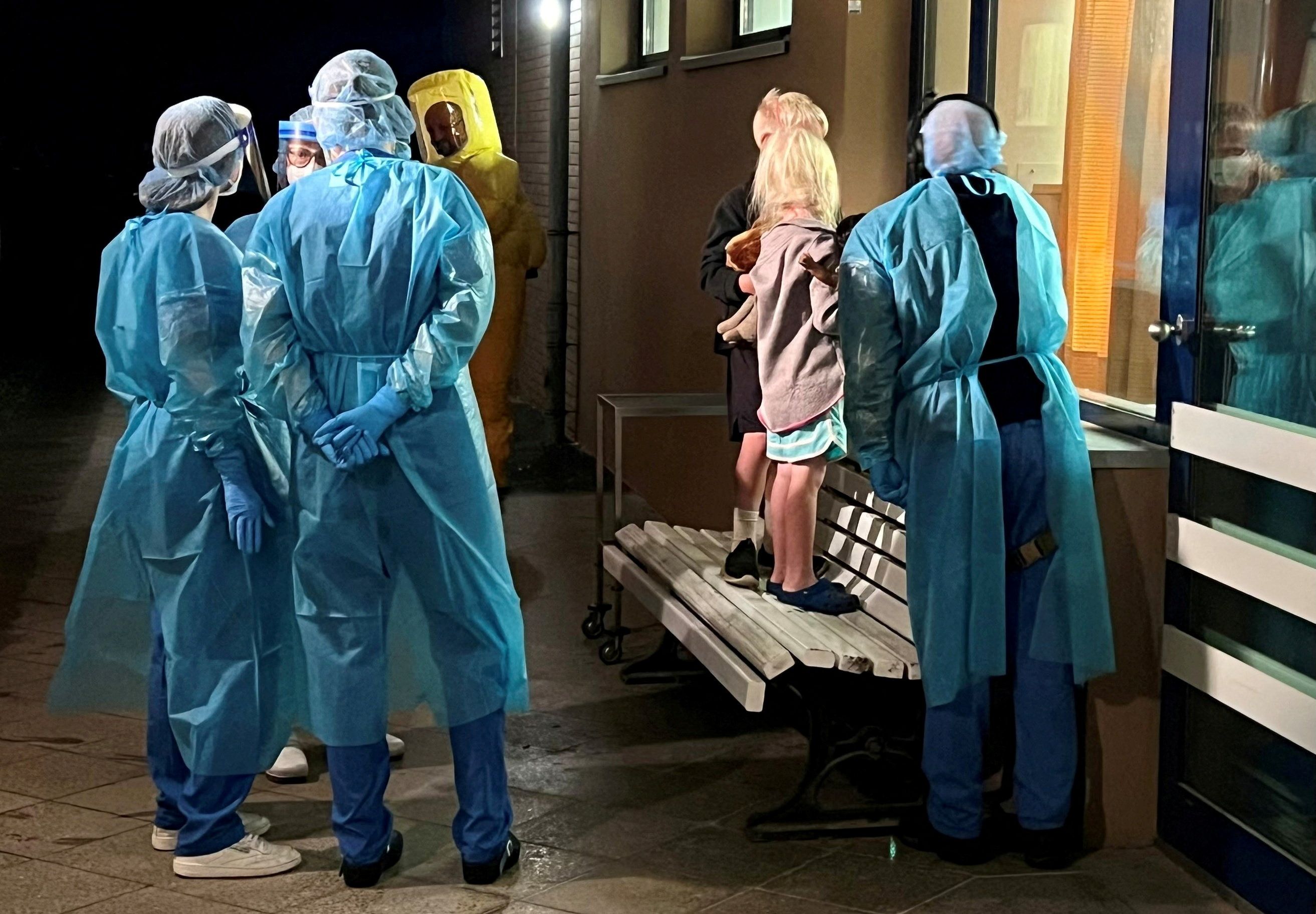 Zwei Kinder eines amerikanischen Ebola-Patienten schauen durch ein Fenster auf ihren Vater in der Isolierstation der Charité in Berlin.