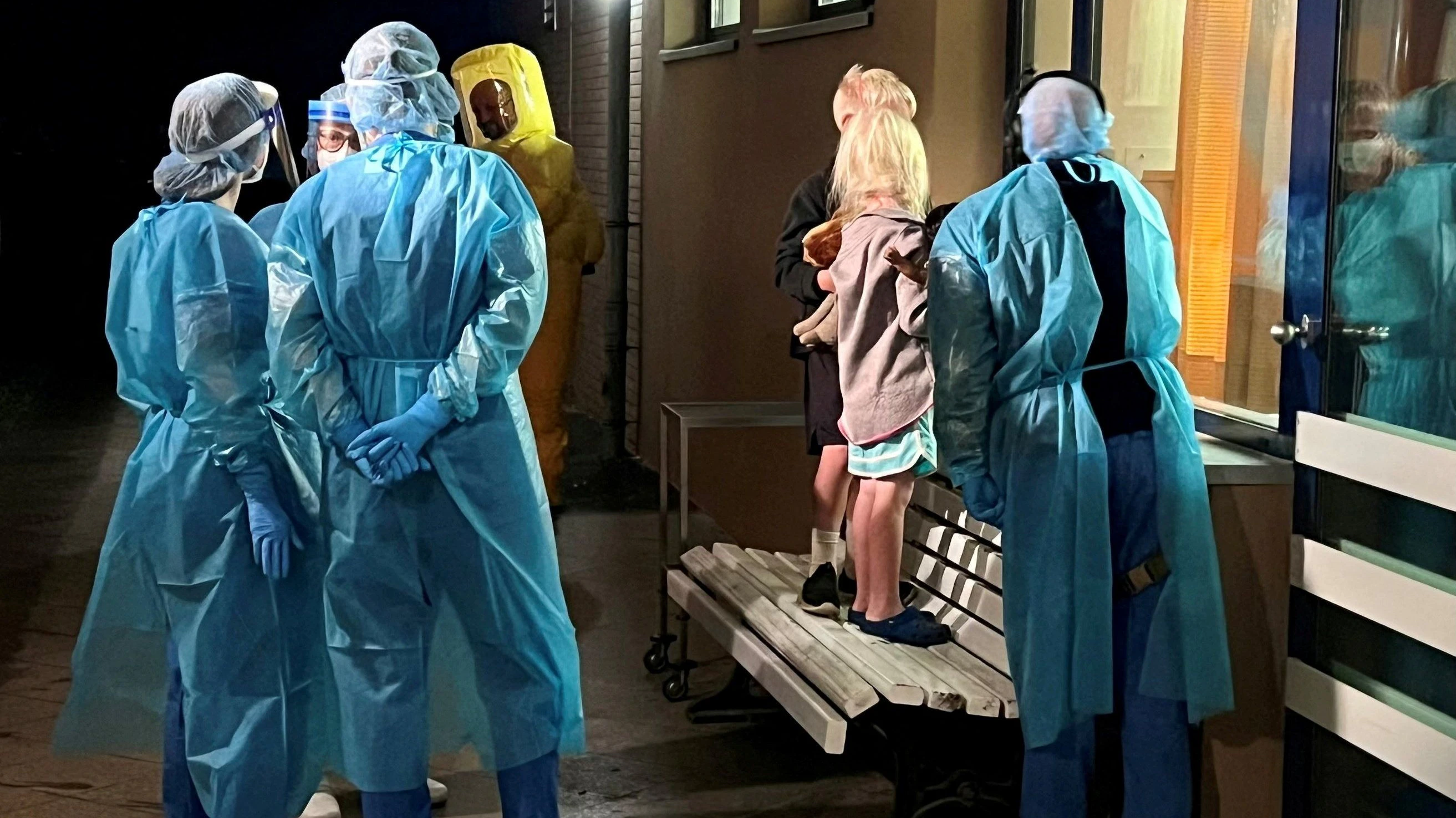 Zwei Kinder eines amerikanischen Ebola-Patienten schauen durch ein Fenster auf ihren Vater in der Isolierstation der Charité in Berlin.
