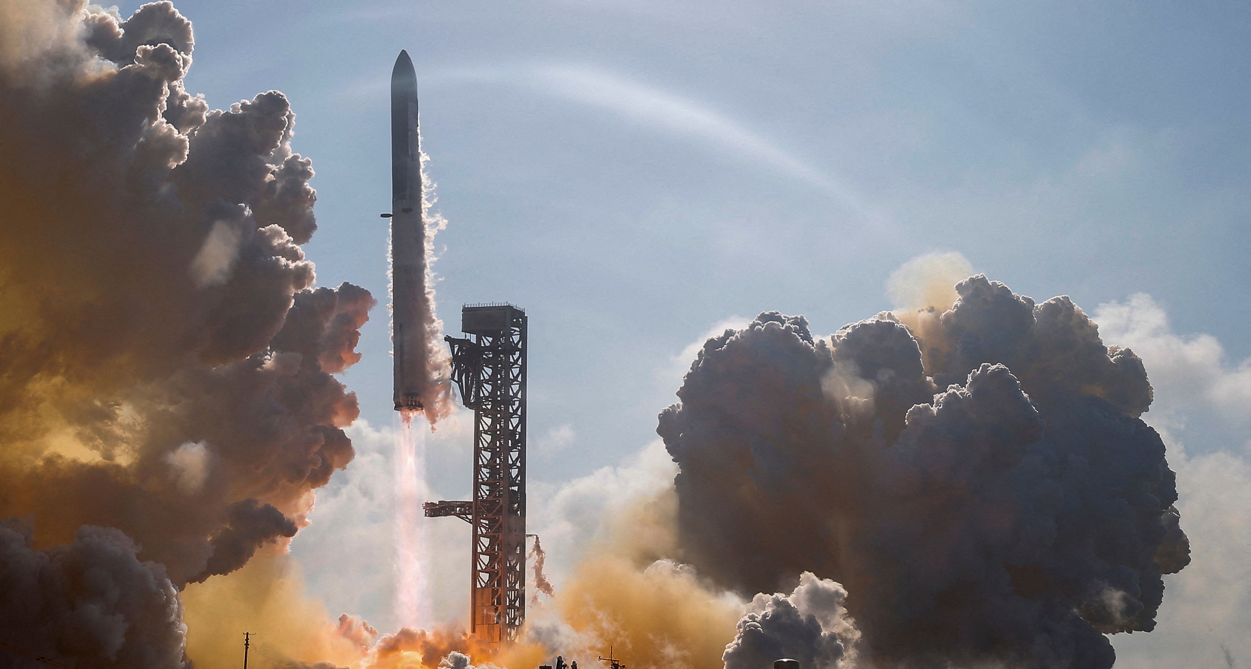 Am Freitag hob das 124 Meter hohe Gefährt vom SpaceX-Stützpunkt in Texas ab. Gut eine Stunde später stürzte die obere Stufe wie geplant in den Indischen Ozean.