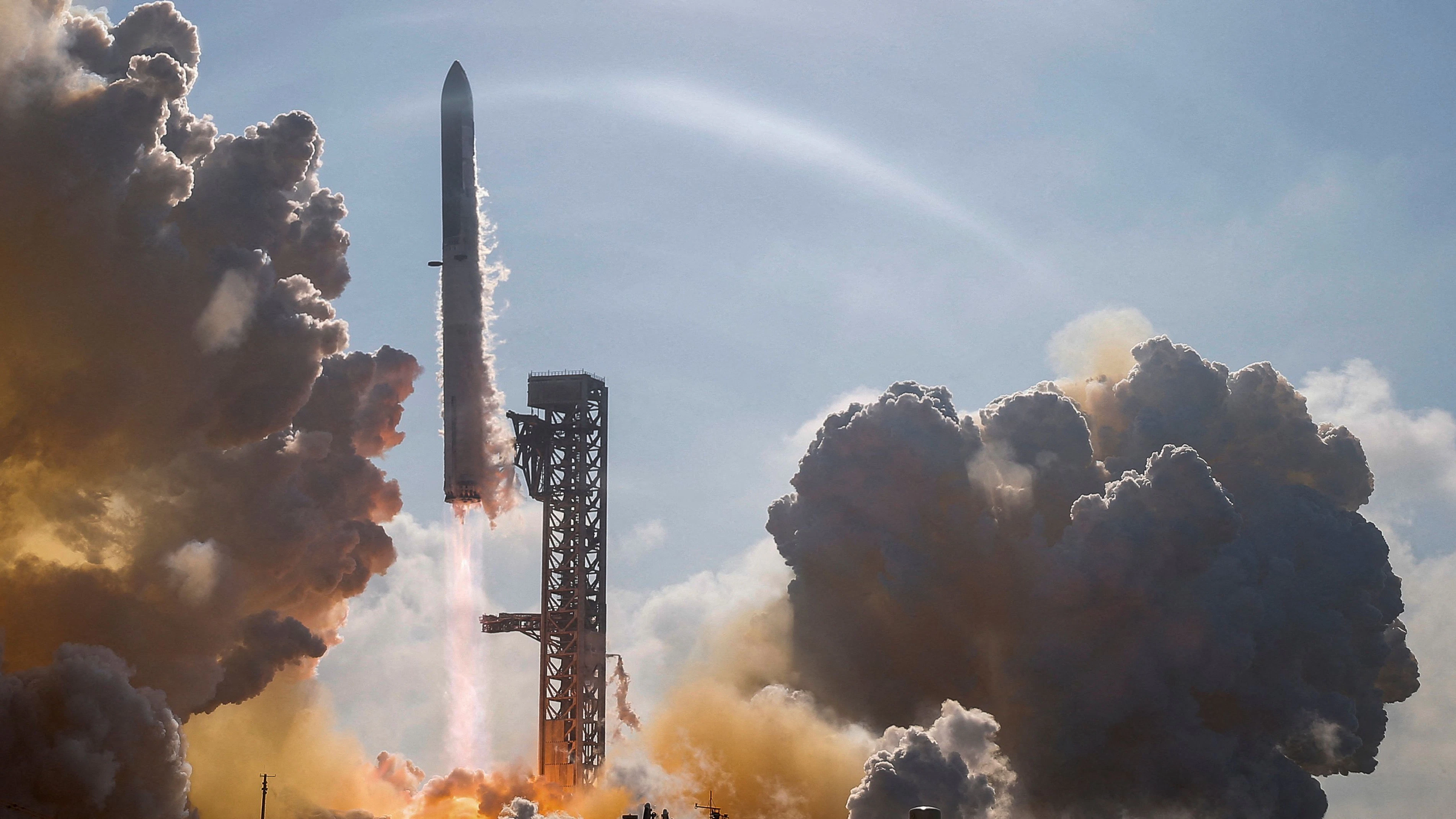 Am Freitag hob das 124 Meter hohe Gefährt vom SpaceX-Stützpunkt in Texas ab. Gut eine Stunde später stürzte die obere Stufe wie geplant in den Indischen Ozean.