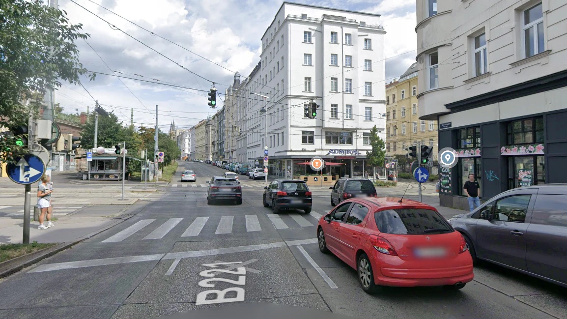 Hier wurde ein Wagen in Fußgänger geschleudert, ein Passant wurde schwer verletzt.