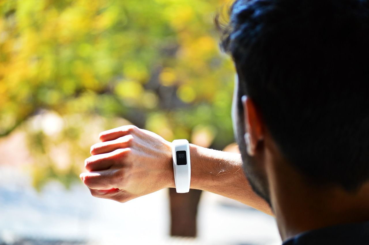 Smartwatch mit Fitness-Tracking und Gesundheitsmessung
