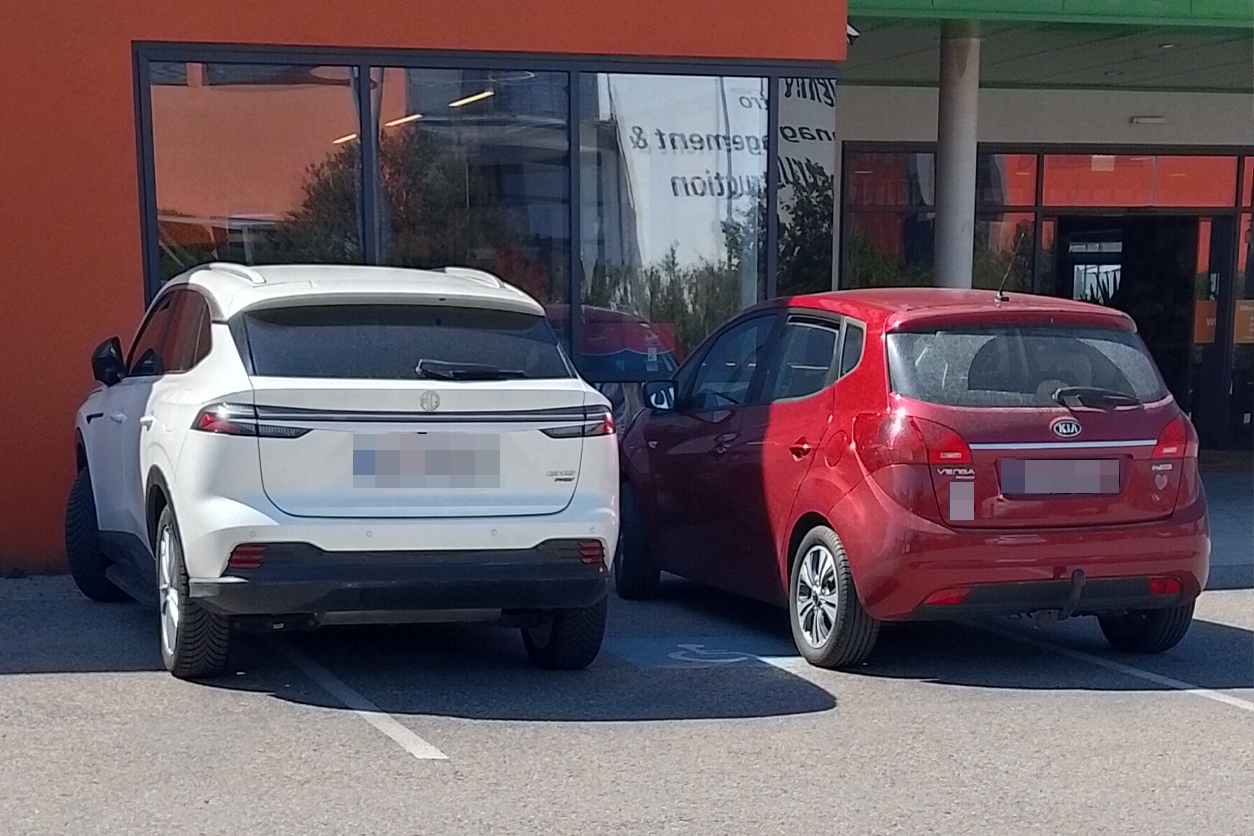 Zwei Autos auf einem Behindertenparkplatz sorgte in Böheimkirchen für Ärger.