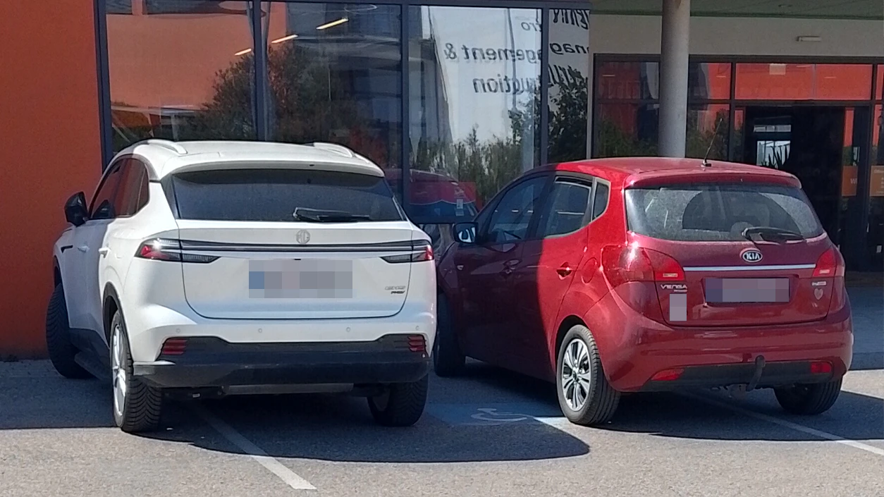 Zwei Autos auf einem Behindertenparkplatz sorgte in Böheimkirchen für Ärger.