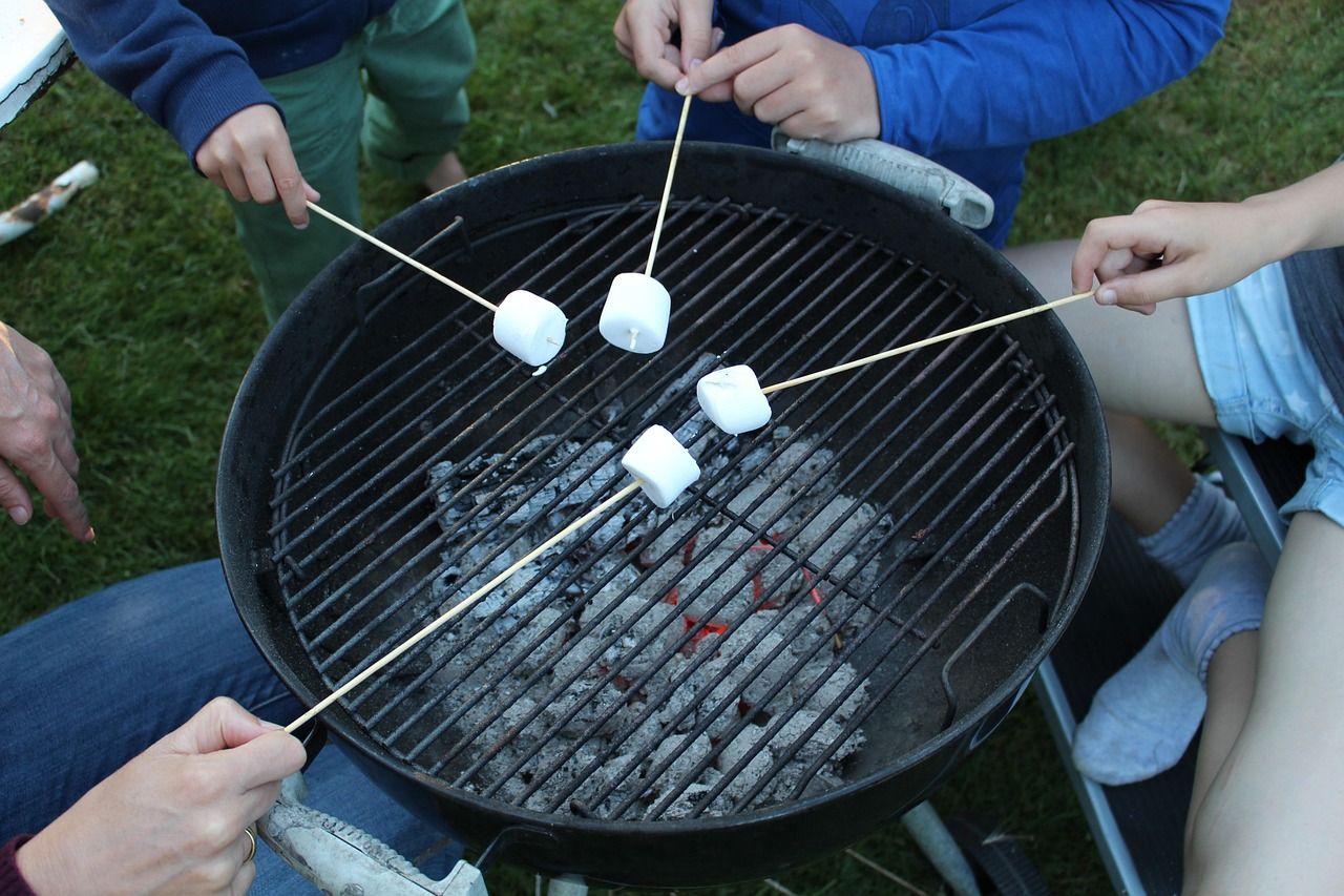 Heute.at - So öffnest du Grillkohle-Säcke richtig