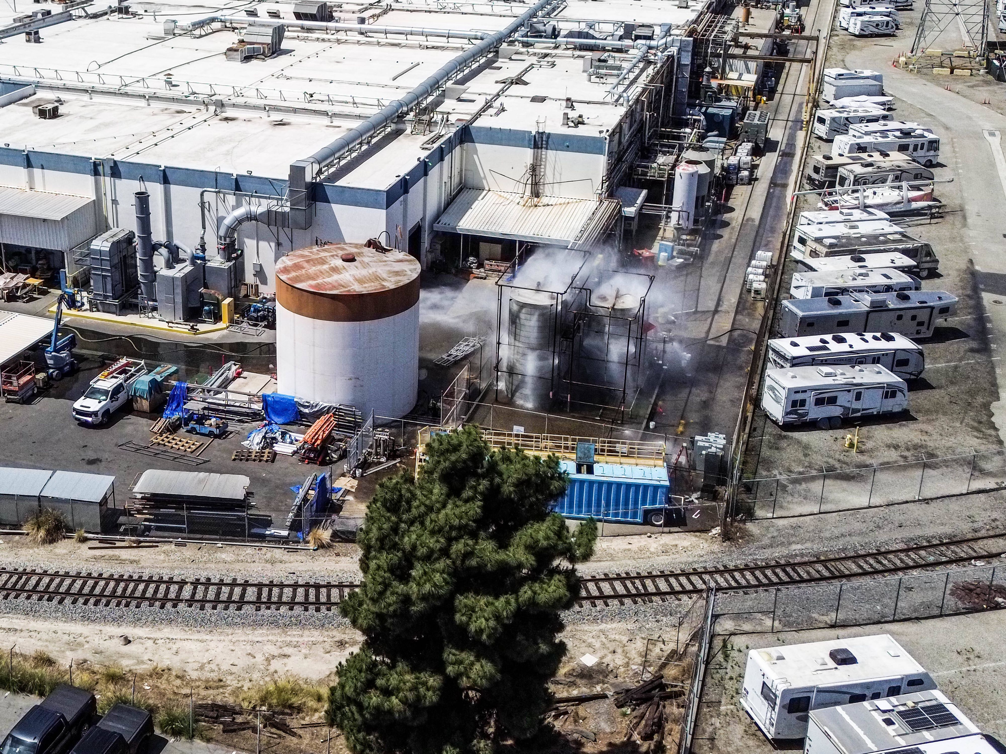 Ein Blick auf die Schäden, nachdem am 22. Mai 2026 Tausende Menschen aufgrund eines andauernden Austritts gefährlicher Chemikalien aus dem Werk von GKN Aerospace in Garden Grove, Kalifornien, USA, evakuiert worden waren.