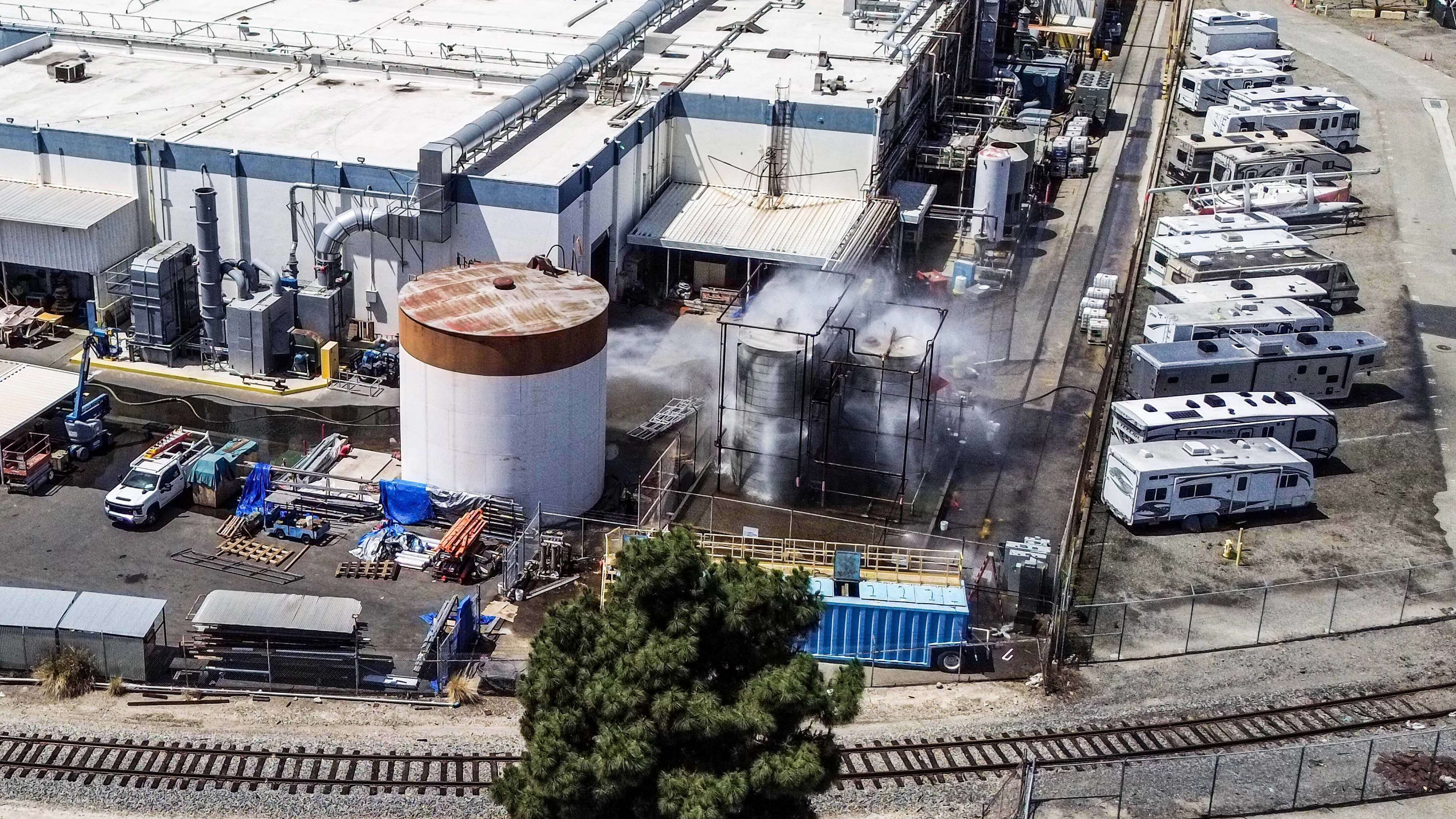 Ein Blick auf die Schäden, nachdem am 22. Mai 2026 Tausende Menschen aufgrund eines andauernden Austritts gefährlicher Chemikalien aus dem Werk von GKN Aerospace in Garden Grove, Kalifornien, USA, evakuiert worden waren.