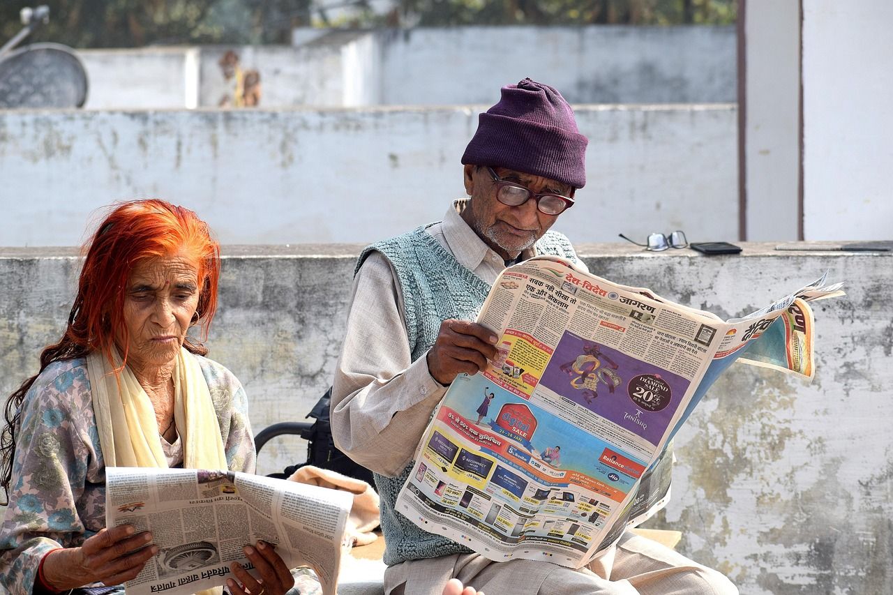 Älteres Paar liest gemeinsam Zeitung