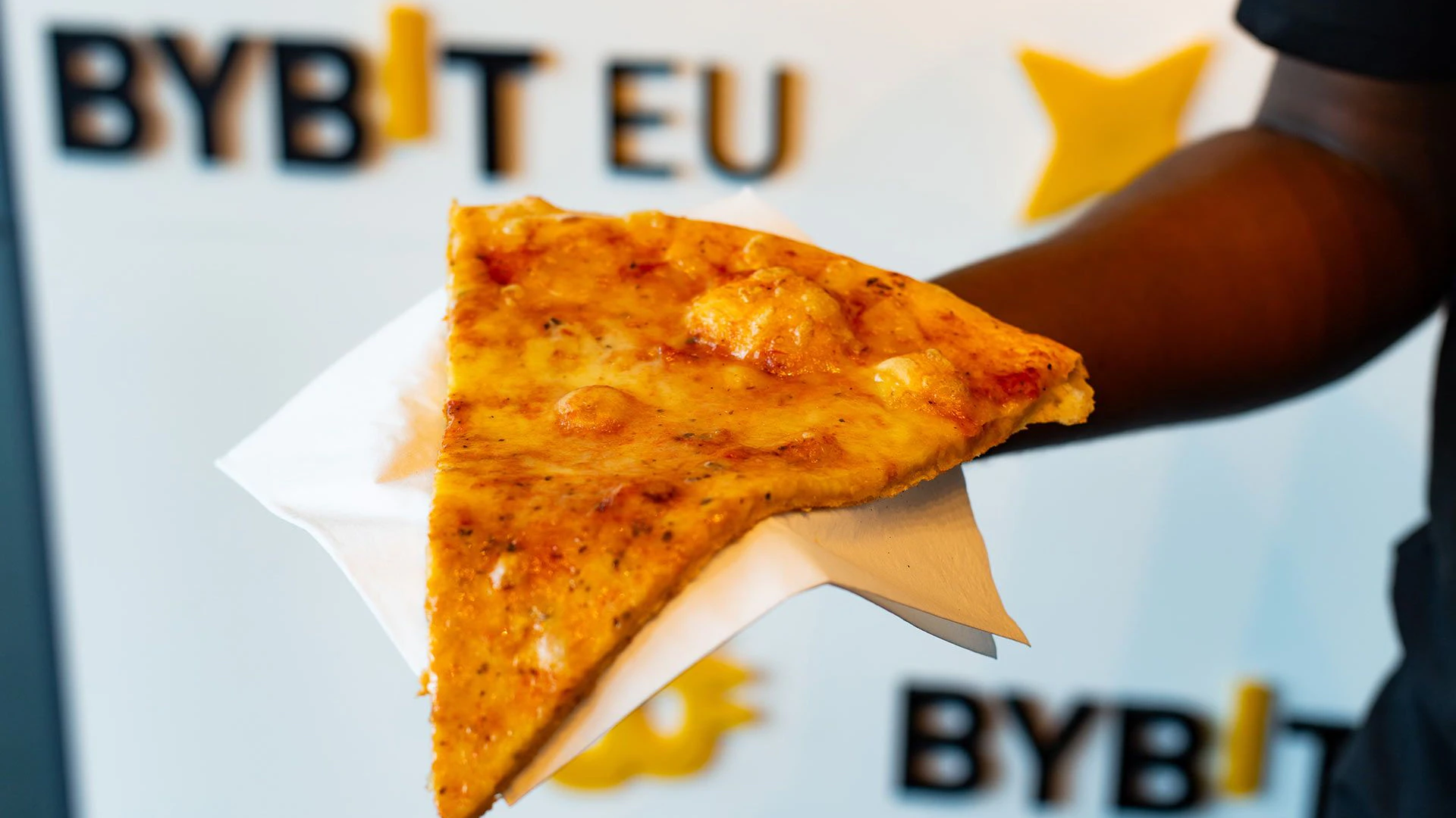 Gratis Pizza – Bybit EU feiert Bitcoin Pizza Day.