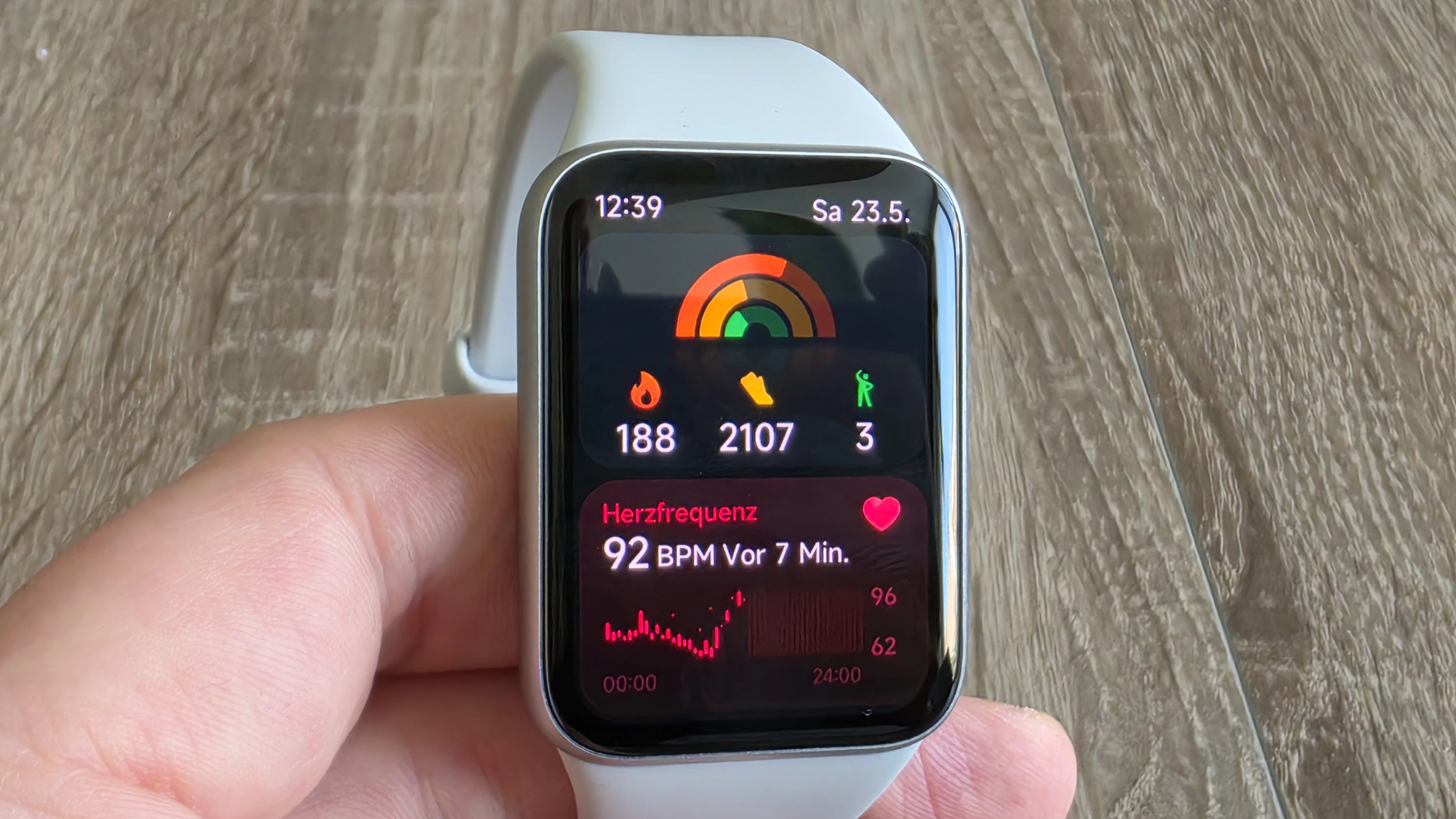 Das Xiaomi Smart Band 10 Pro unterstützt unter anderem Herzfrequenzmessung, Schlaftracking und Blutsauerstoffmessung.