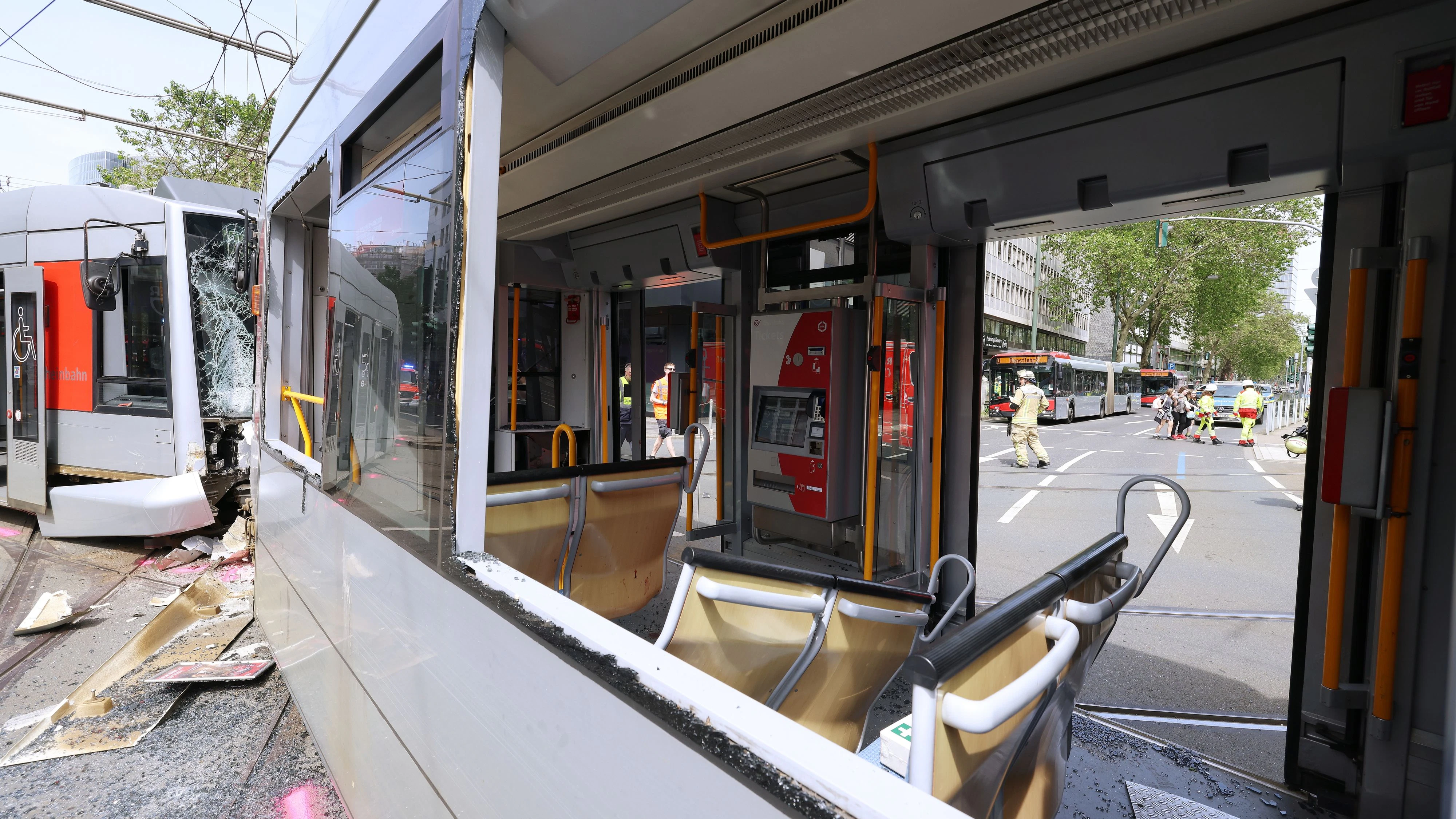 23 May 2026, North Rhine-Westphalia, Duesseldorf: A damaged streetcar stands at the scene of the accident. Two streetcars collided head-on at the corner of Berliner Allee and Graf-Adolf-Straße for reasons that have not yet been clarified. According to the fire department, 27 people were injured, five of them seriously. Photo: David Young/dpa