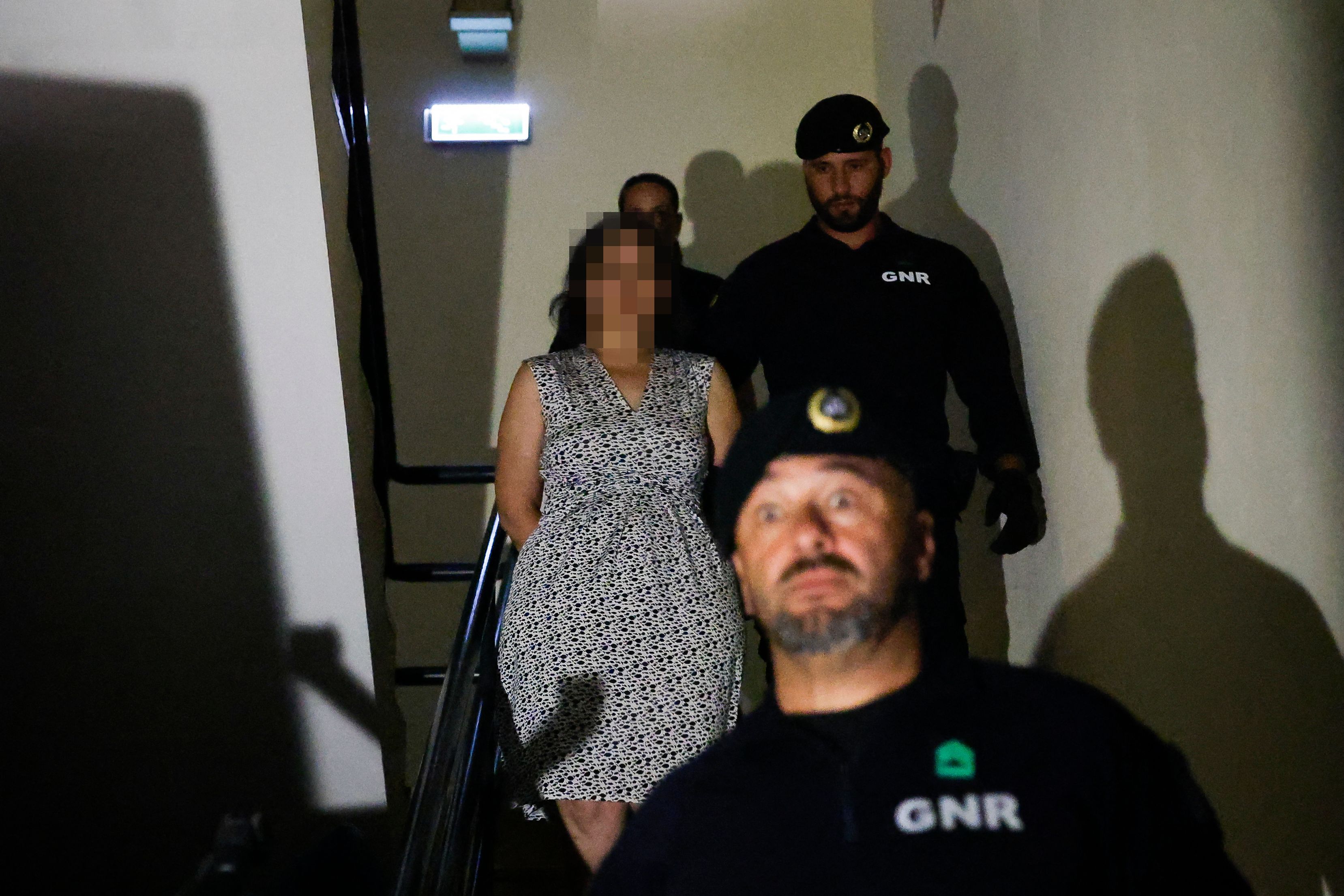 Die Französin Marine R. (links) bei ihrer Ankunft am Gericht in Setúbal am 22. Mai 2026; sie wird verdächtigt, ihre zwei Kinder mit verbundenen Augen im Wald ausgesetzt zu haben.