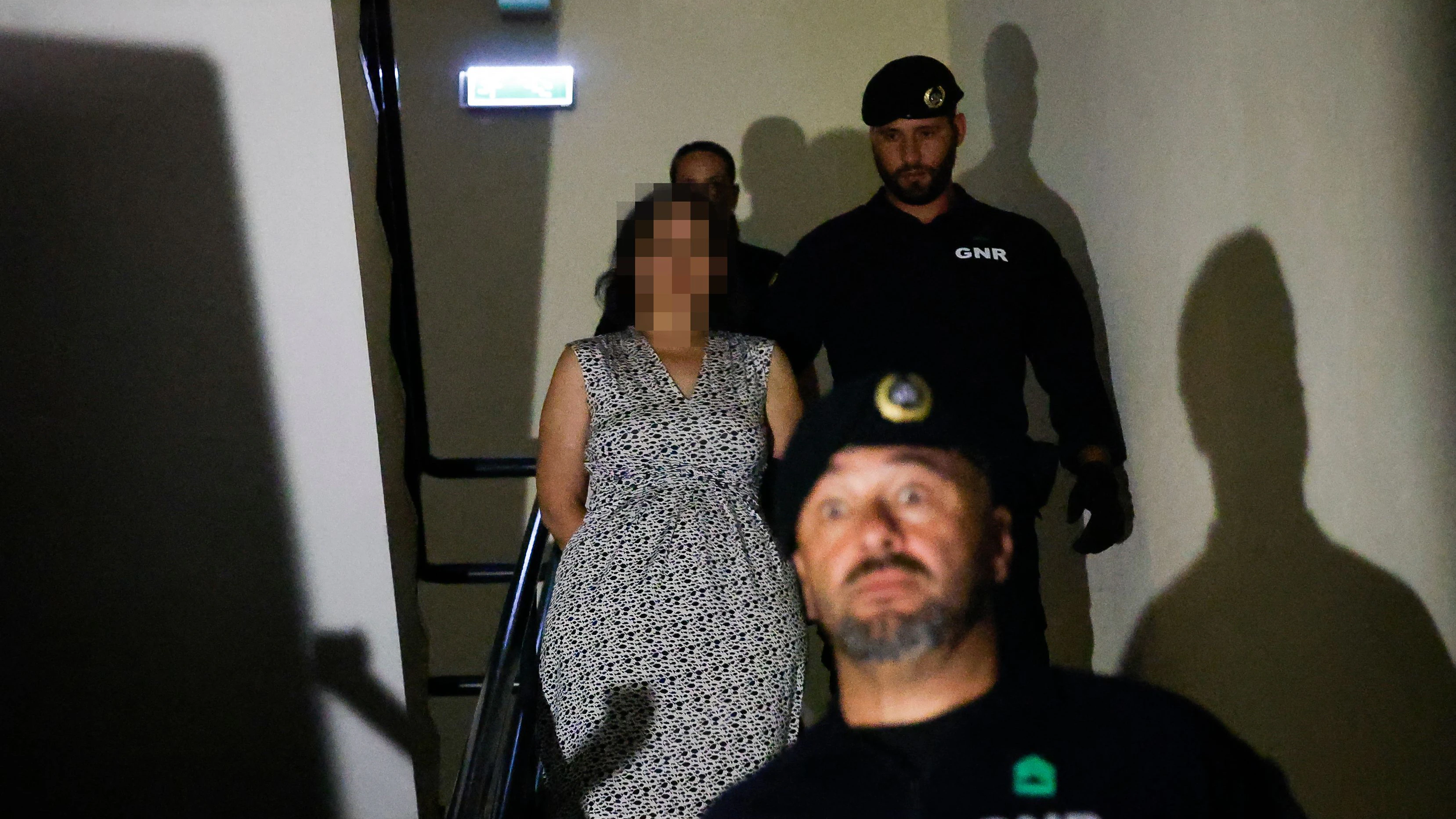 Die Französin Marine R. (links) bei ihrer Ankunft am Gericht in Setúbal am 22. Mai 2026; sie wird verdächtigt, ihre zwei Kinder mit verbundenen Augen im Wald ausgesetzt zu haben.