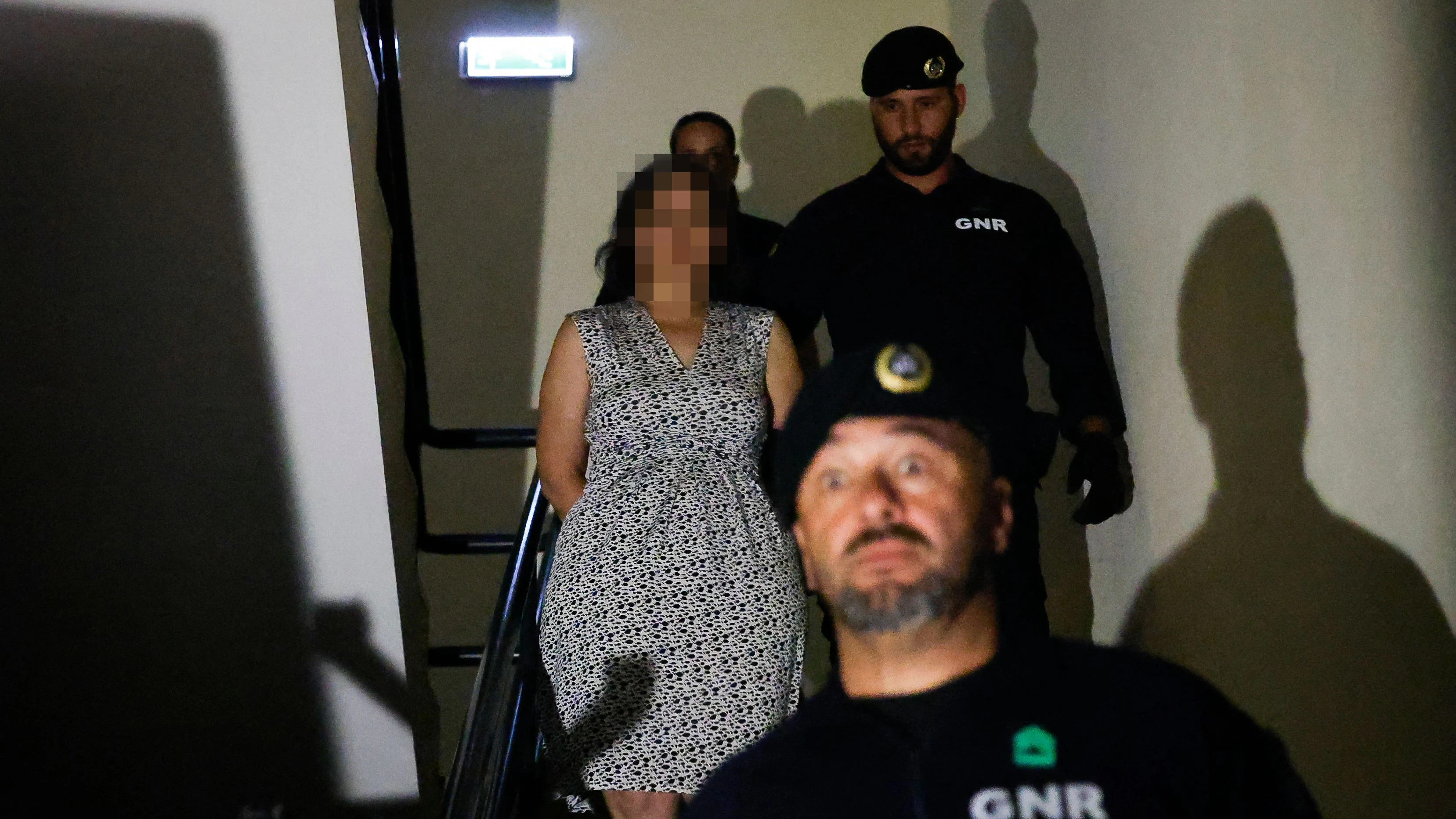 Die Französin Marine R. (links) bei ihrer Ankunft am Gericht in Setúbal am 22. Mai 2026; sie wird verdächtigt, ihre zwei Kinder mit verbundenen Augen im Wald ausgesetzt zu haben.