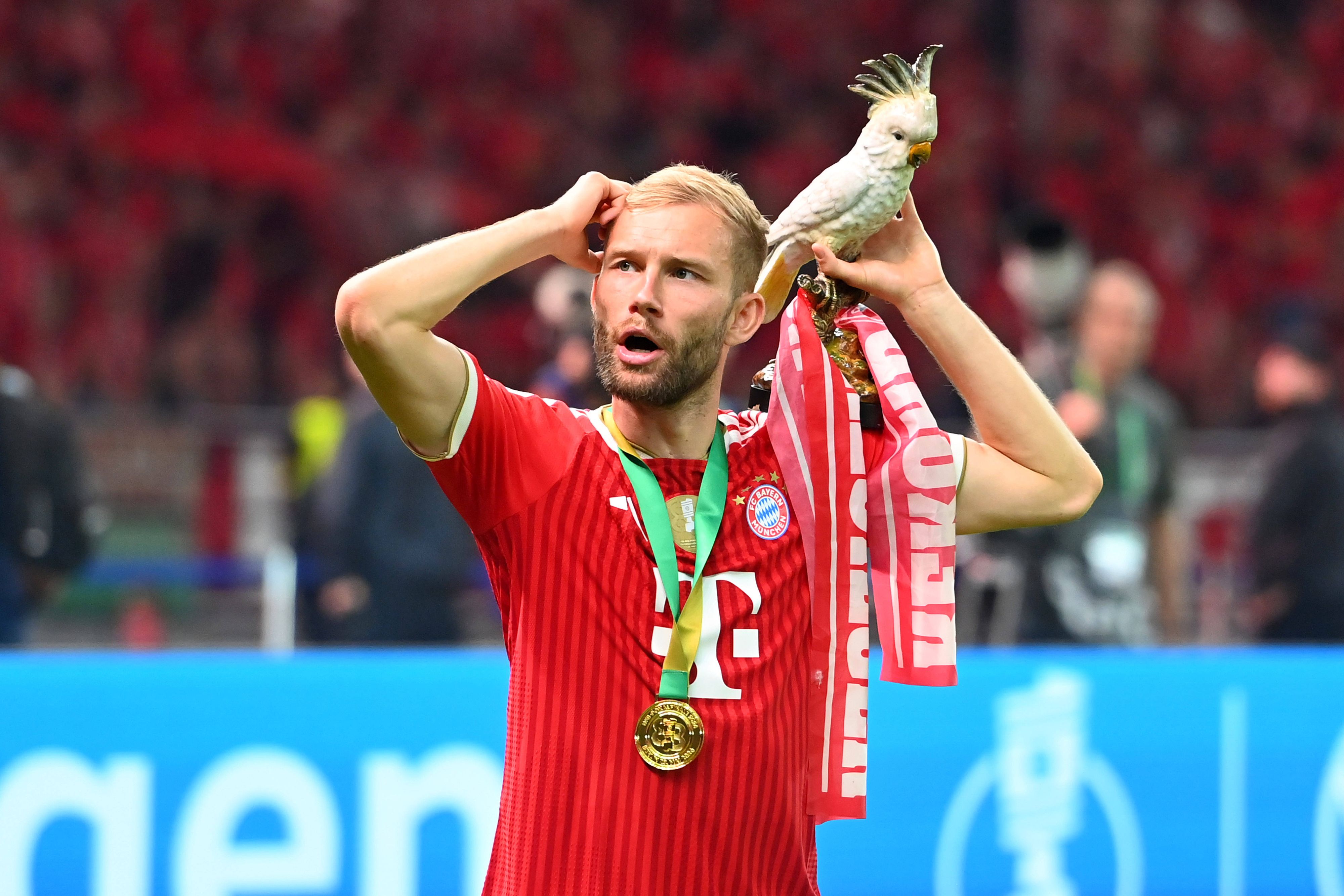 Konrad Laimer mit dem Party-Kakadu in Beyrlin
