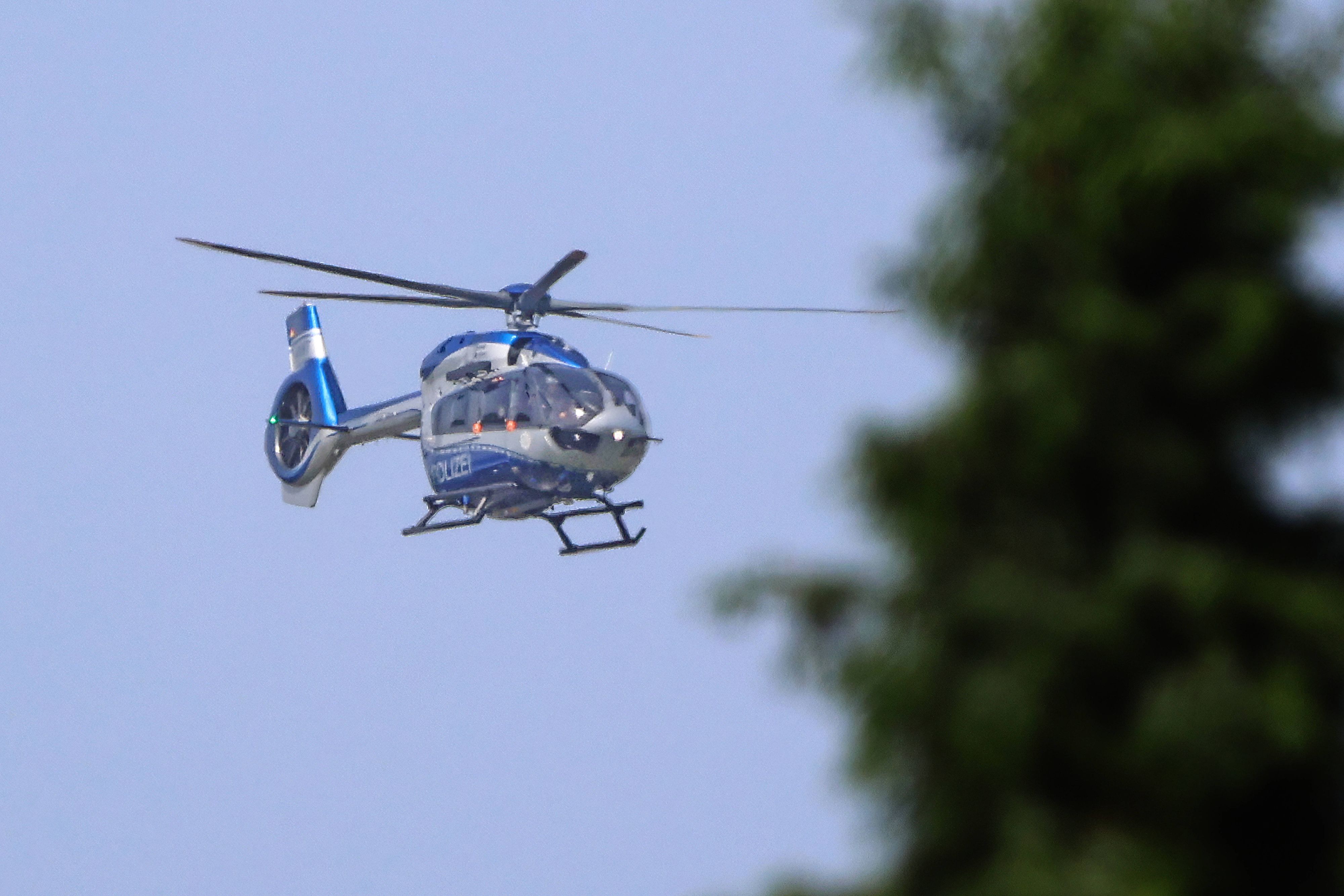 Ein Polizeihubschrauber bei der Personensuche über dem Essener Ruhrtal. Ein 14-Jähriger ging beim Baden unter. Trotz stundenlangem Großeinsatz kam jede Hilfe zu spät.