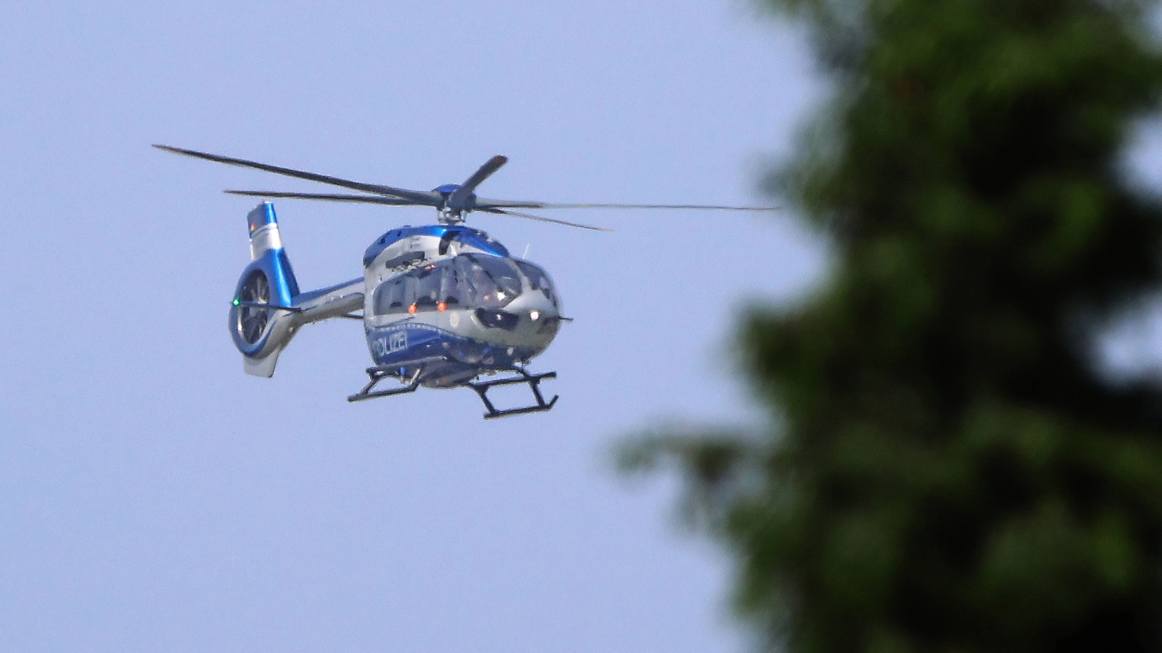 Ein Polizeihubschrauber bei der Personensuche über dem Essener Ruhrtal. Ein 14-Jähriger ging beim Baden unter. Trotz stundenlangem Großeinsatz kam jede Hilfe zu spät.