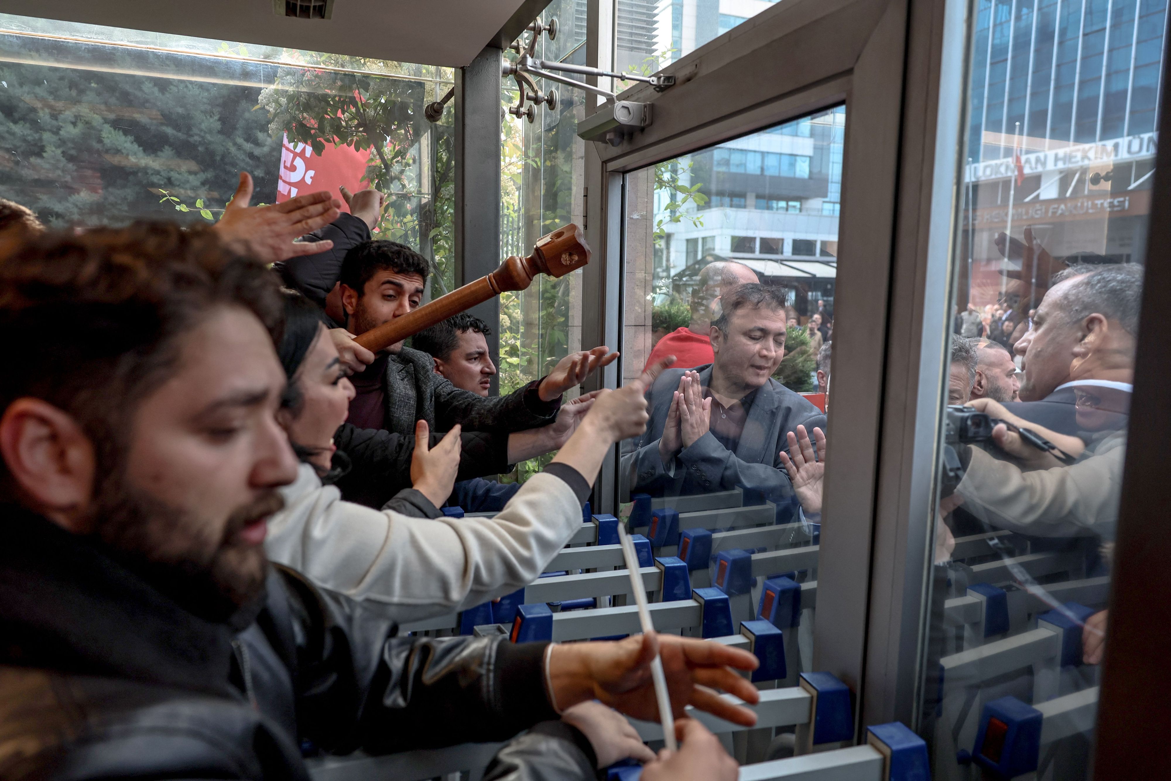 Heute.at - Polizei stürmt Zentrale von Oppositionspartei in Ankara