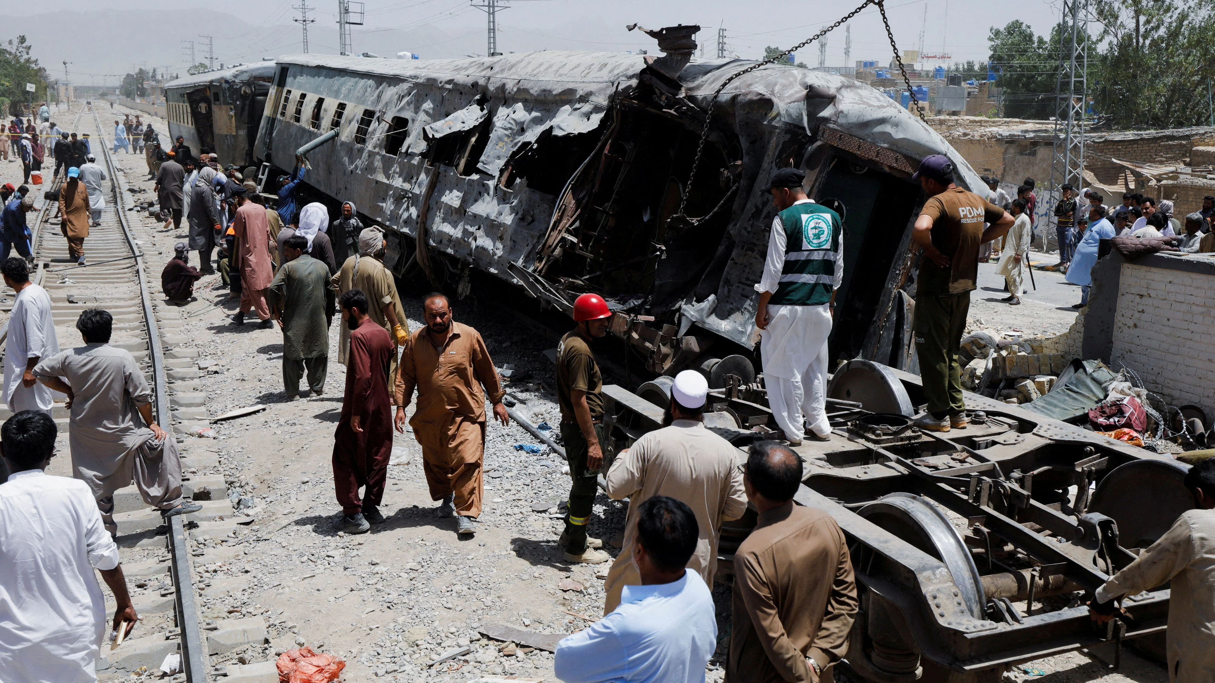 Heute.at - Mindestens 24 Tote bei Anschlag auf Zug in Pakistan