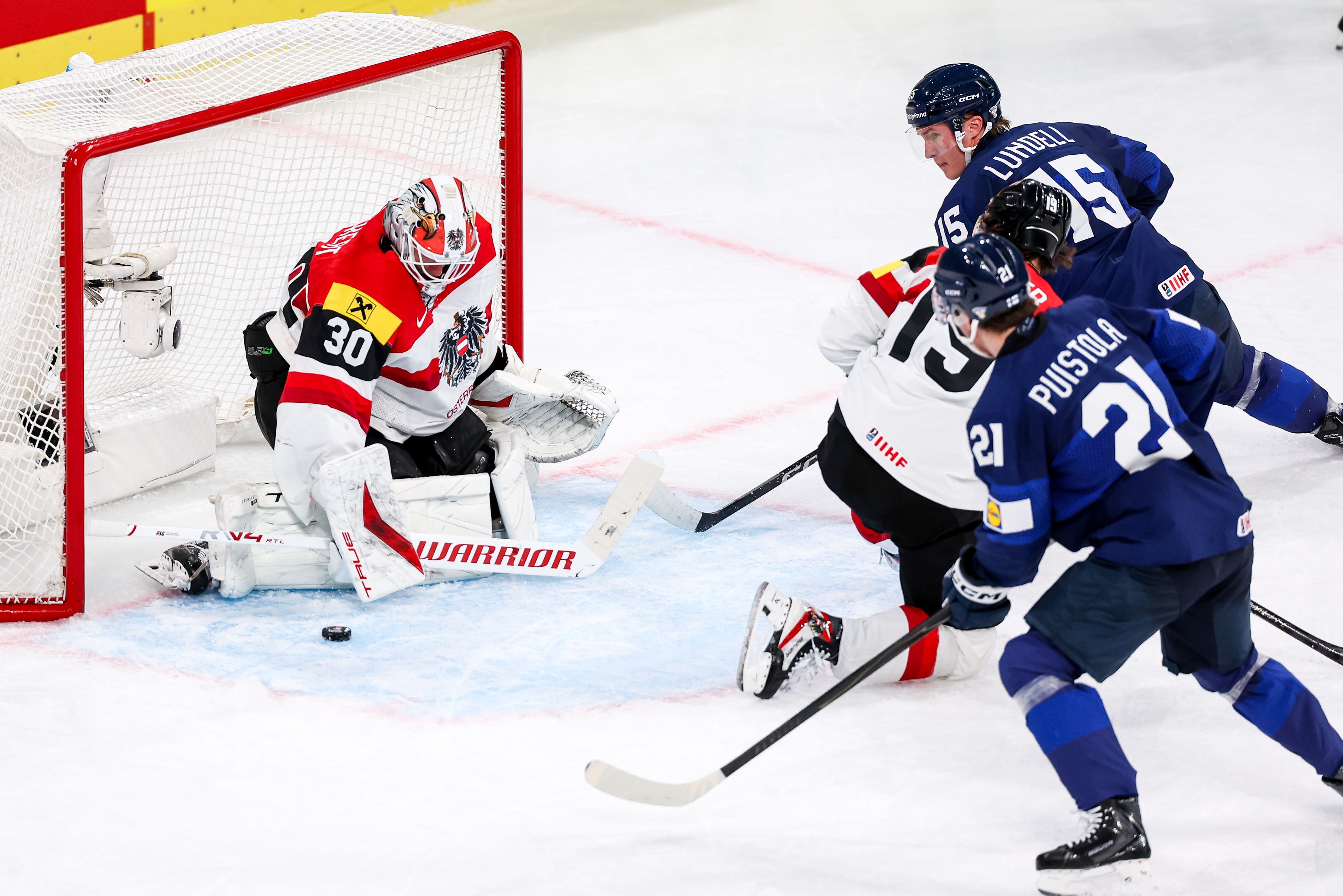 David Kickert (AUT) und Vinzenz Rohrer (AUT) hielten gegen Anton Lundell (FIN) and Patrik Puistola (FIN) stark dagegen. 