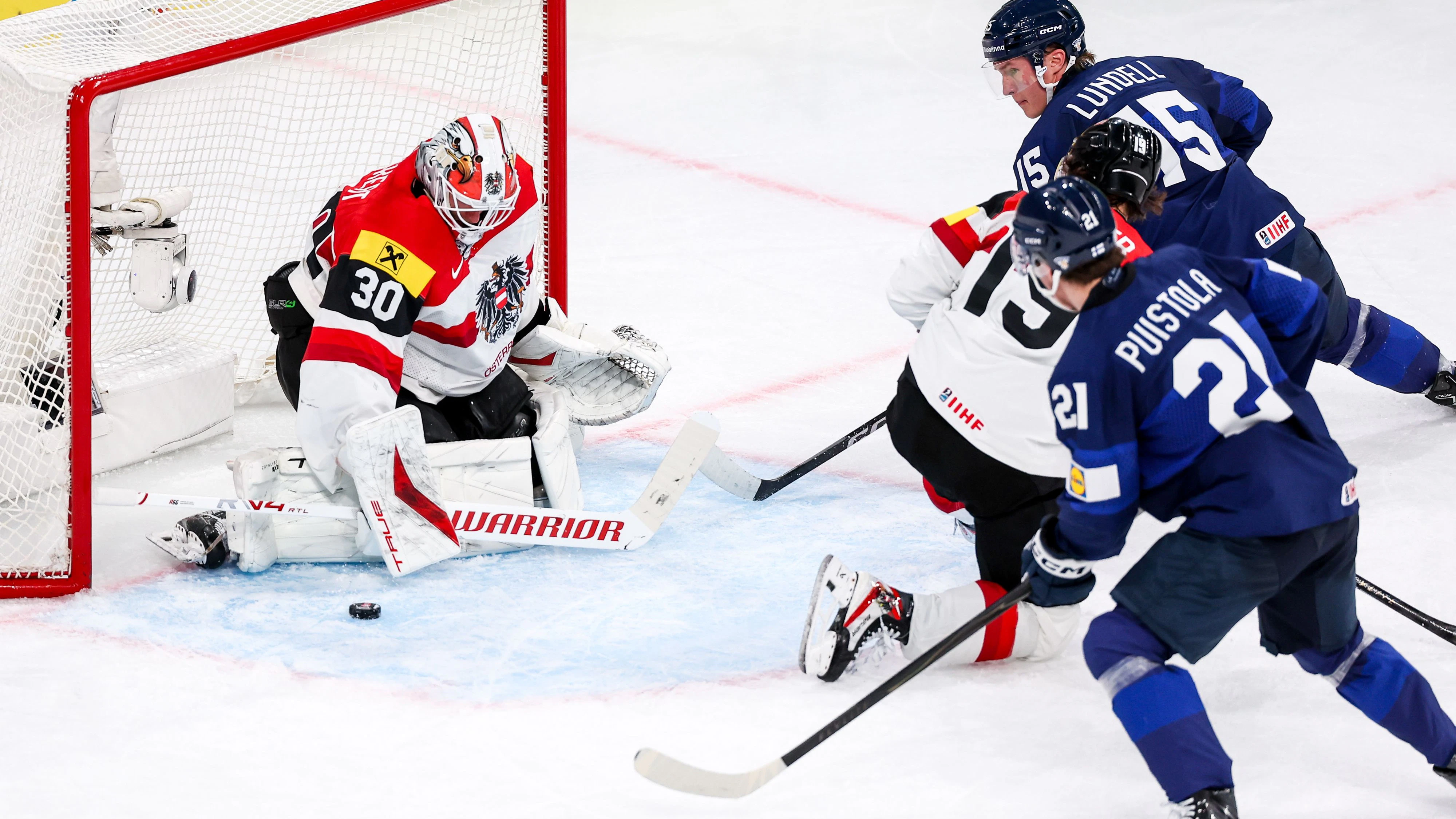 David Kickert (AUT) und Vinzenz Rohrer (AUT) hielten gegen Anton Lundell (FIN) and Patrik Puistola (FIN) stark dagegen. 