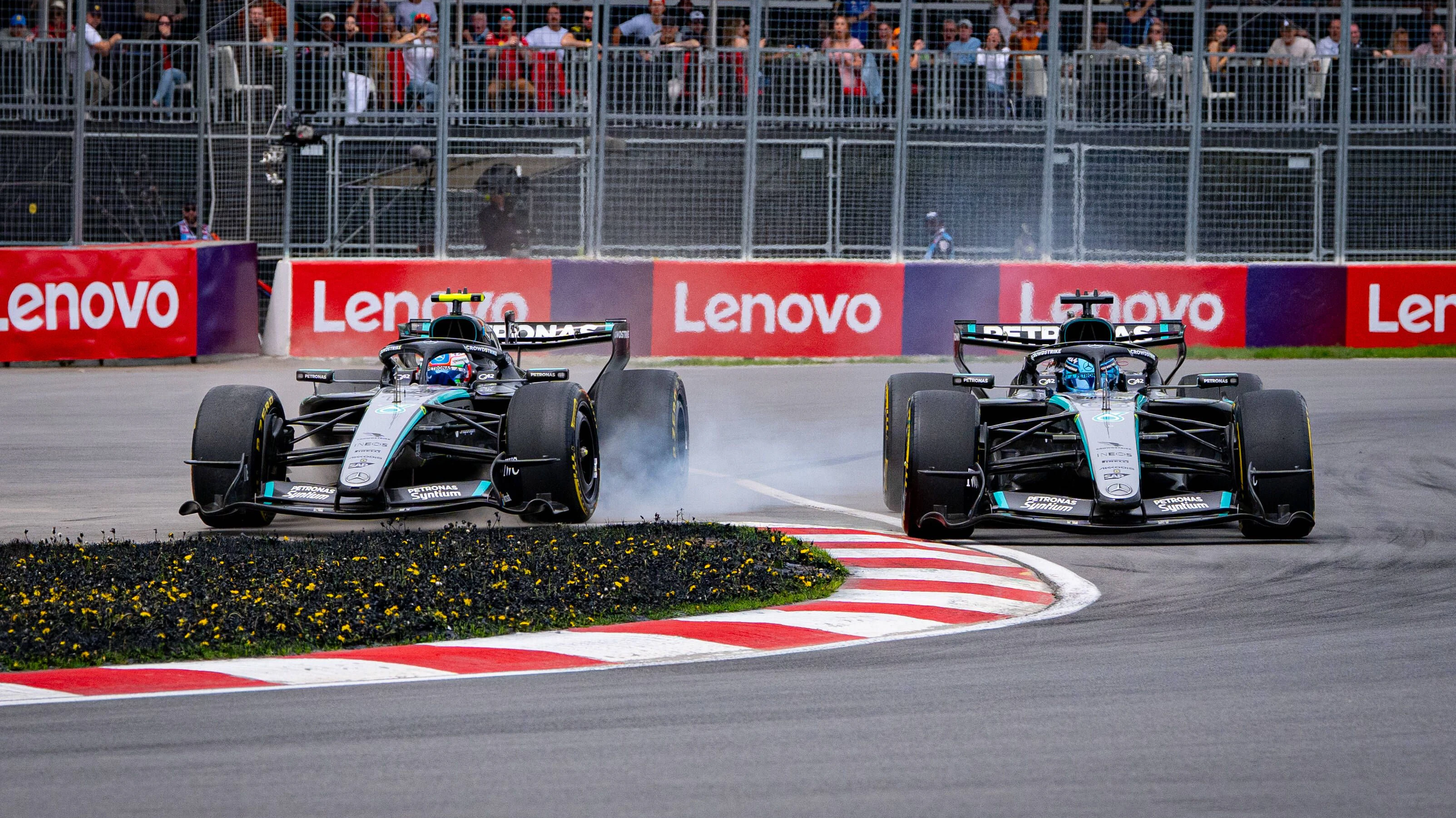 George Russell und Kimi Antonelli liefern sich in Kanada ein hartes Duell. 