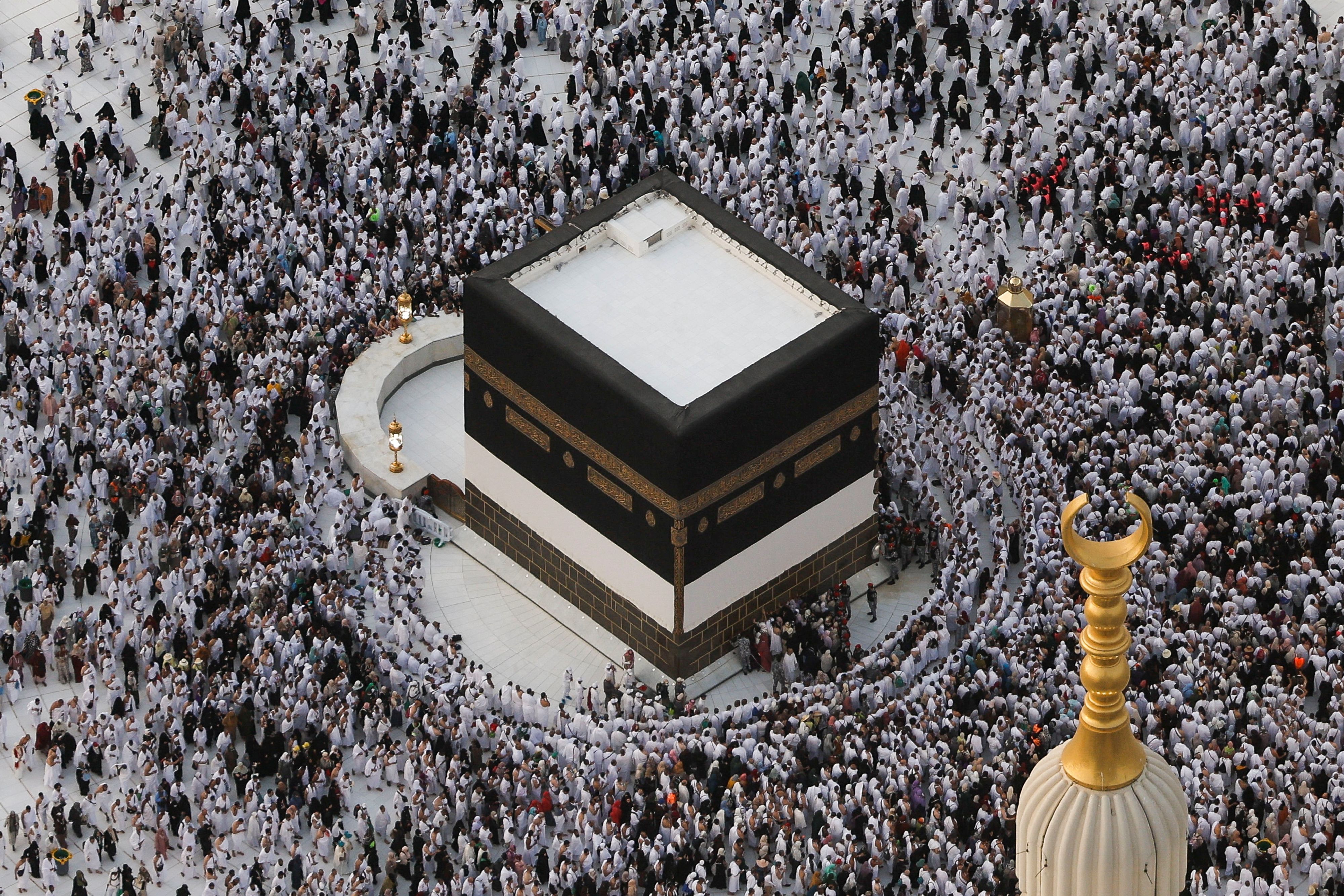 Die Gläubigen gehen rund um die Kaaba, einen würfelförmigen Bau im Herzen der Großen Moschee, und erfüllen mehrere religiöse Rituale.
