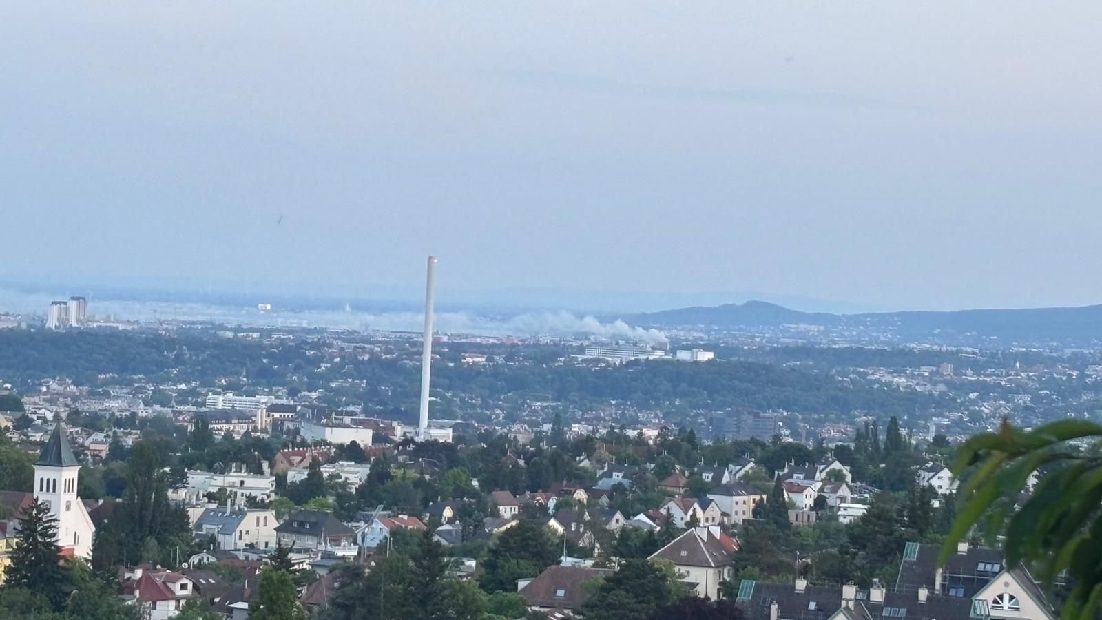 Die Rauchwolke über Wien war am Sonntagabend kilometerweit sichtbar.