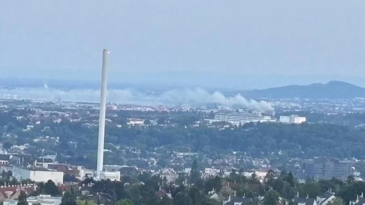 Die Rauchwolke über Wien war am Sonntagabend kilometerweit sichtbar.