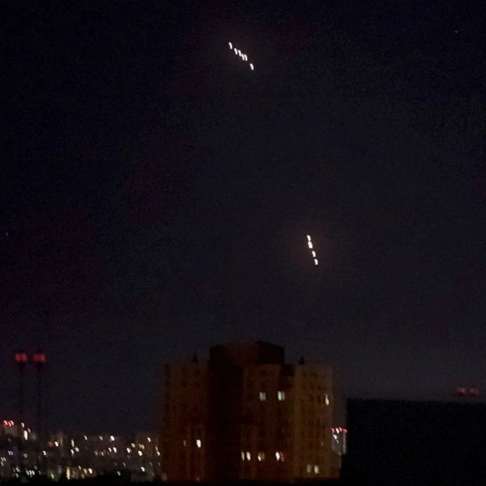 Leuchtspuren beim Großangriff auf Kyjiw am 24. Mai 2026. Es soll sich dabei um die Gefechtsköpfe einer Hyperschall-Rakete des Typs "Oreschnik" handeln. Dieser Screenshot stammt aus einem Video.