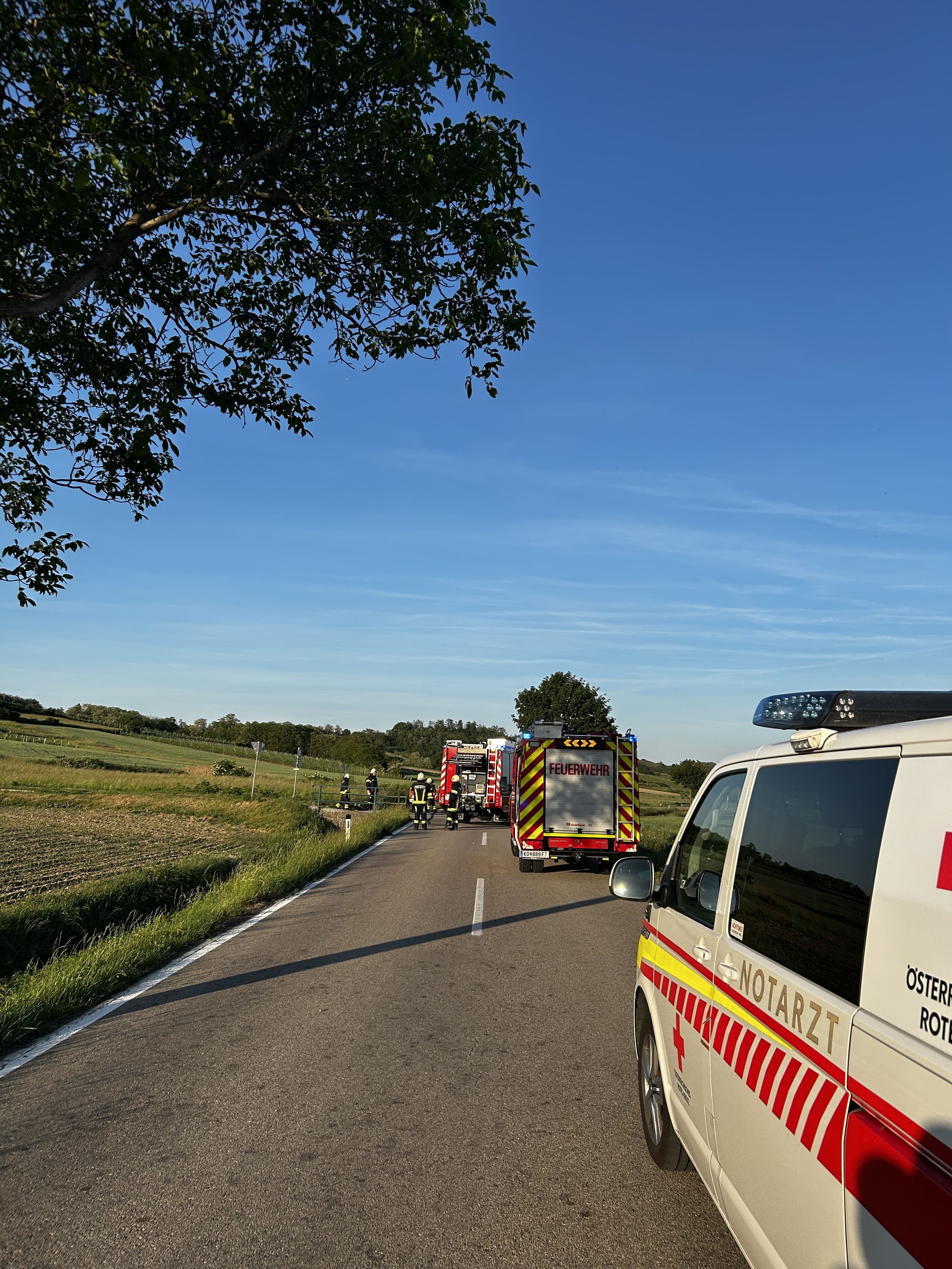 Heute.at - Biker kracht gegen Brücke, wird in Flammen eingeklemmt
