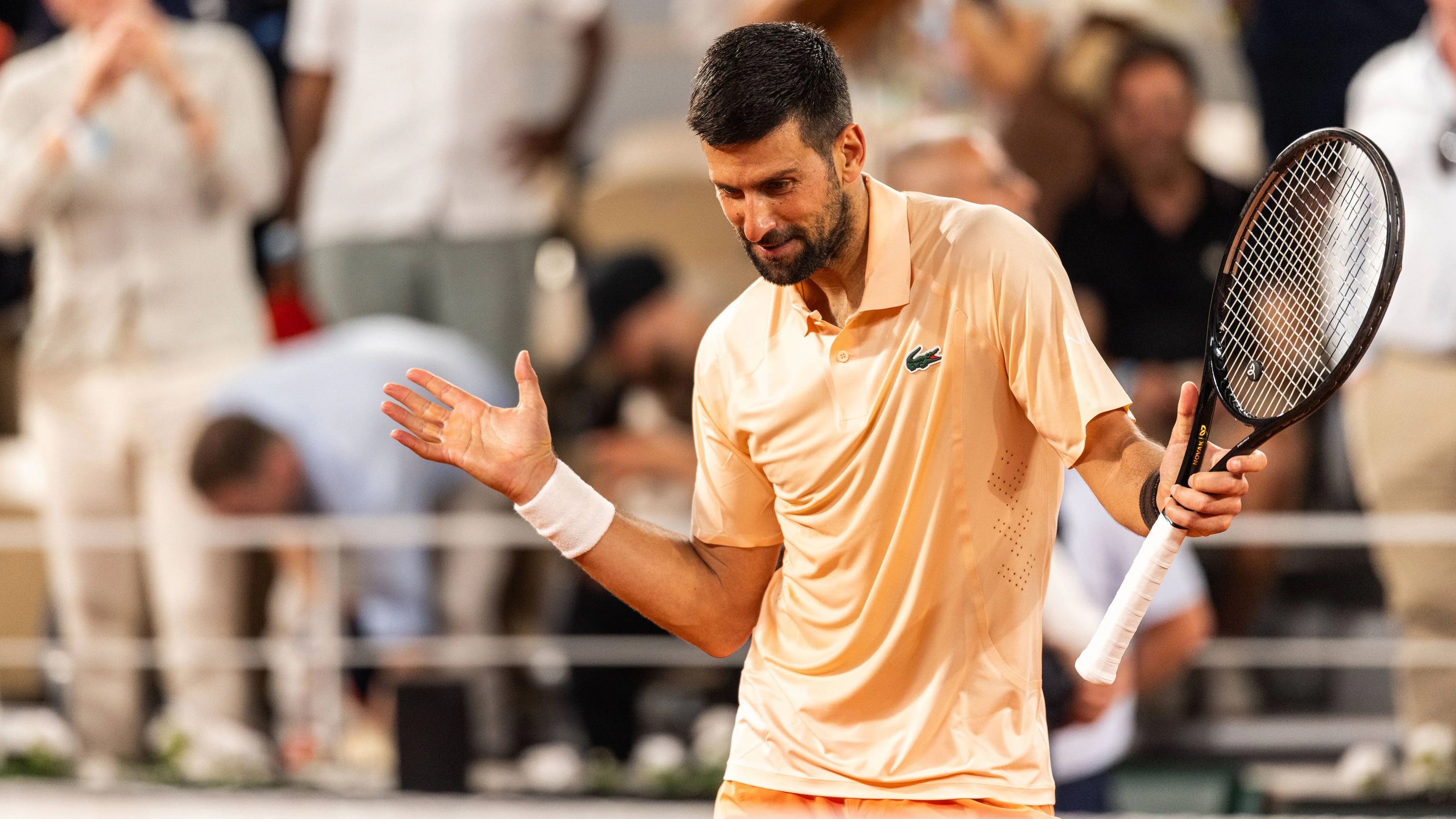 Novak Djokovic legte nach seinem Erstrundensieg ein spontanes Tänzchen hin.