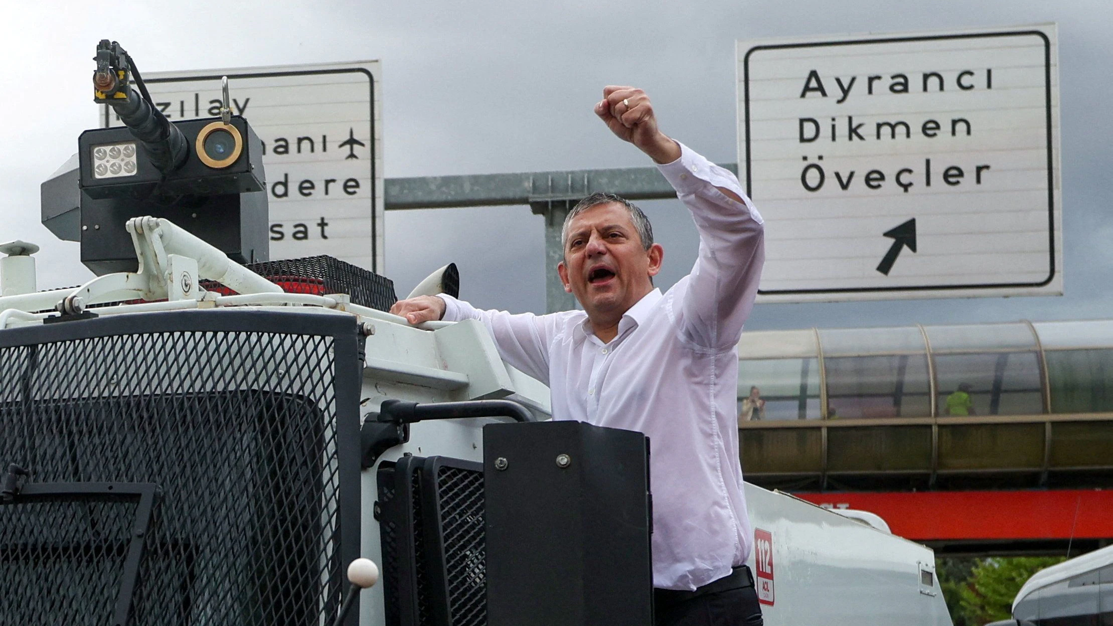 Der abgesetzte CHP-Chef Özel kletterte auf einen Wasserwerfer der Polizei, um seine Anhänger anzufeuern.