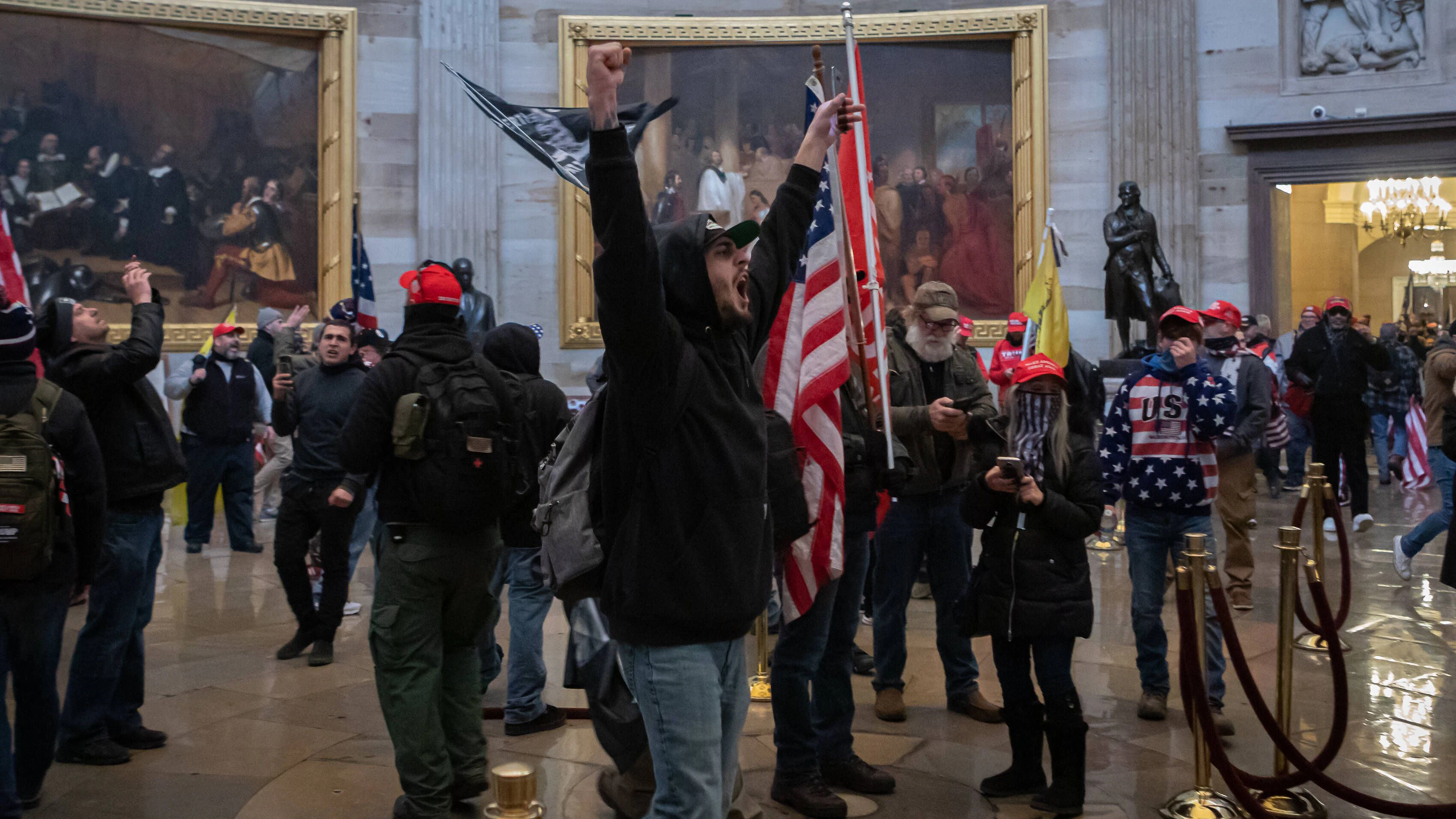 Bilder des Jahres 2021, News 01 Januar Pro-Trump Supporters Breach The US Capitol Building Pro-Trump protesters inside the US Capitol building. On January 6, 2021, Pro-Trump supporters and far-right forces flooded Washington DC to protest Trump s election loss. Hundreds breached the U.S. Capitol Building, aproximately 13 were arrested and one protester was killed. Washington DC District of Columbia United States Copyright: MichaelxNigro