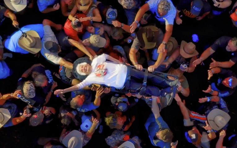 Heute.at - Gangster-Oma (99) stellt Crowdsurf-Weltrekord auf