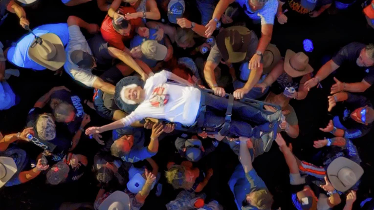 Heute.at - Gangster-Oma (99) stellt Crowdsurf-Weltrekord auf