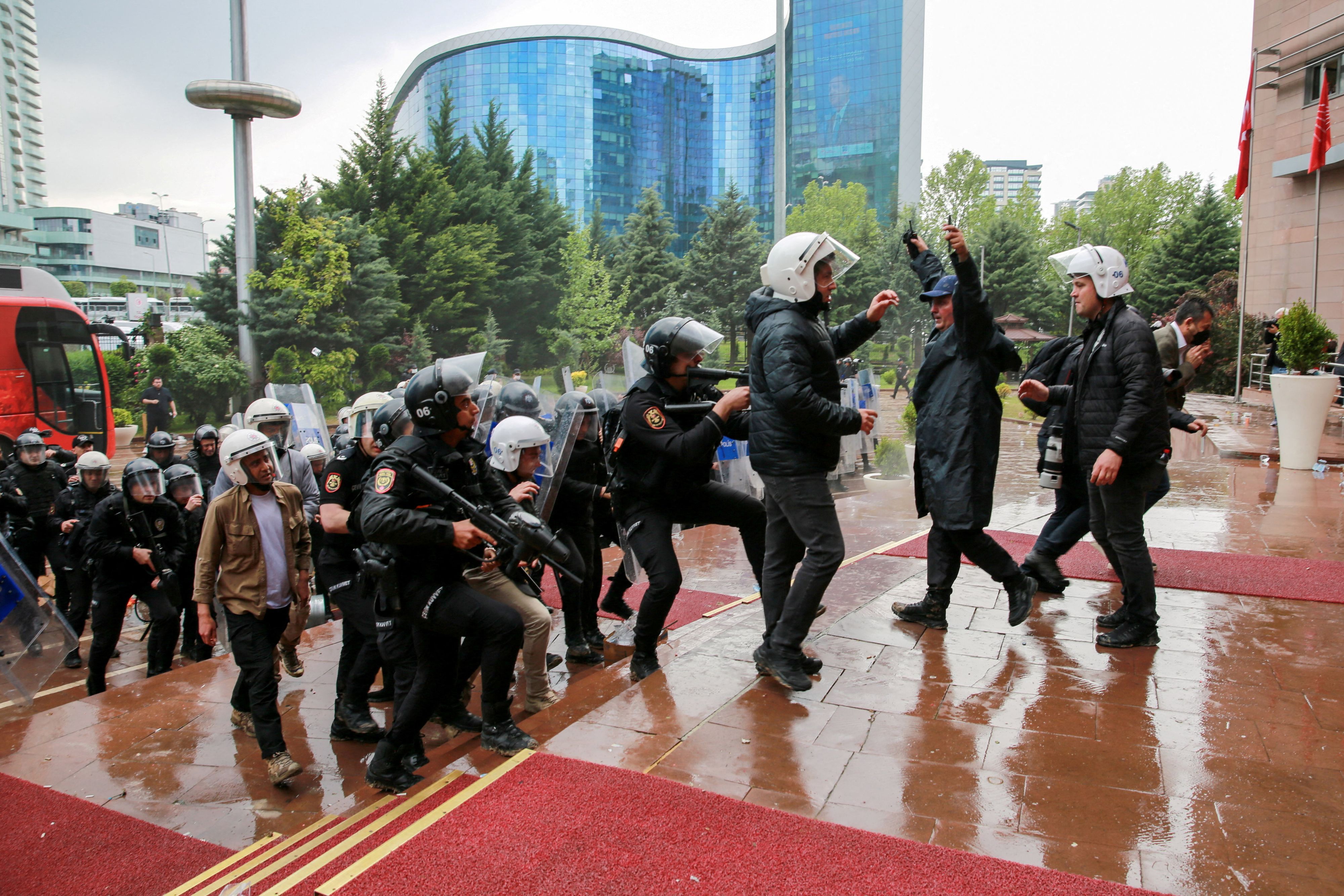 Heute.at - Türkei: Polizei stürmt Parteizentrale der CHP