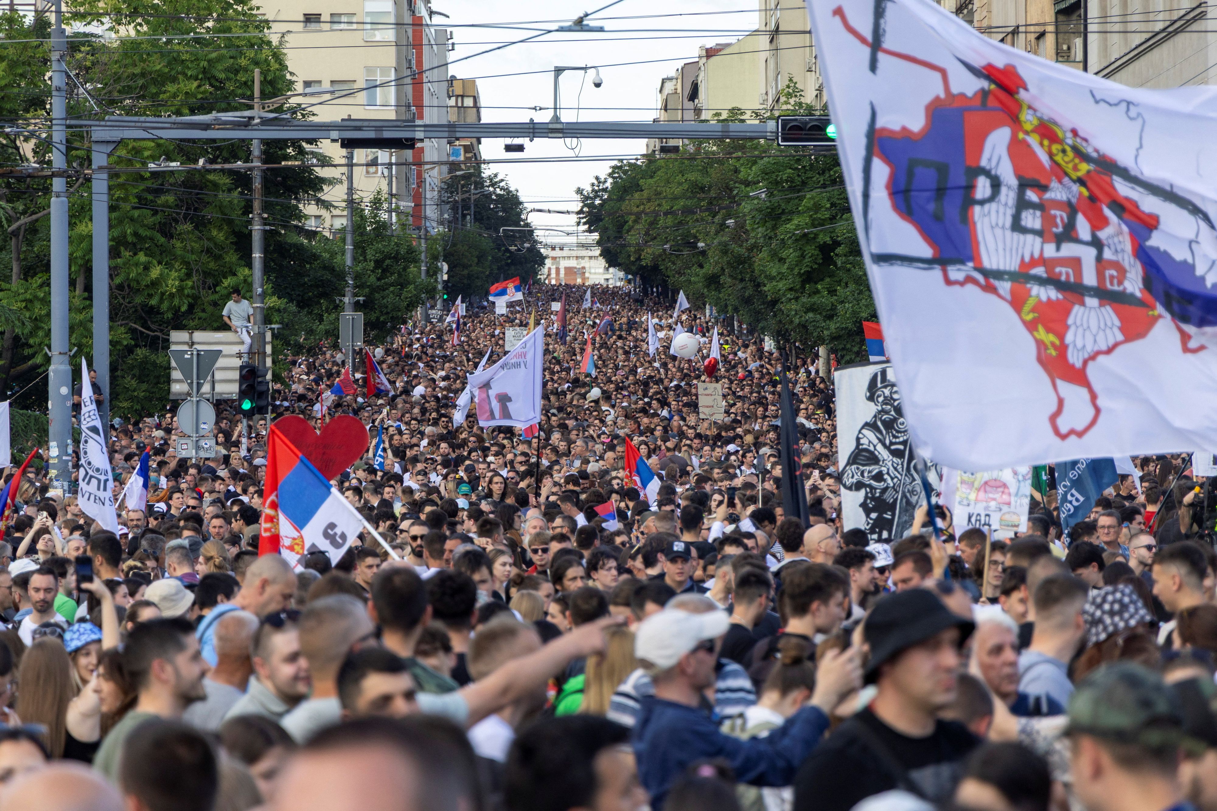 Zehntausende Menschen In Belgrad sind am Samstag auf die Straße gegangen.