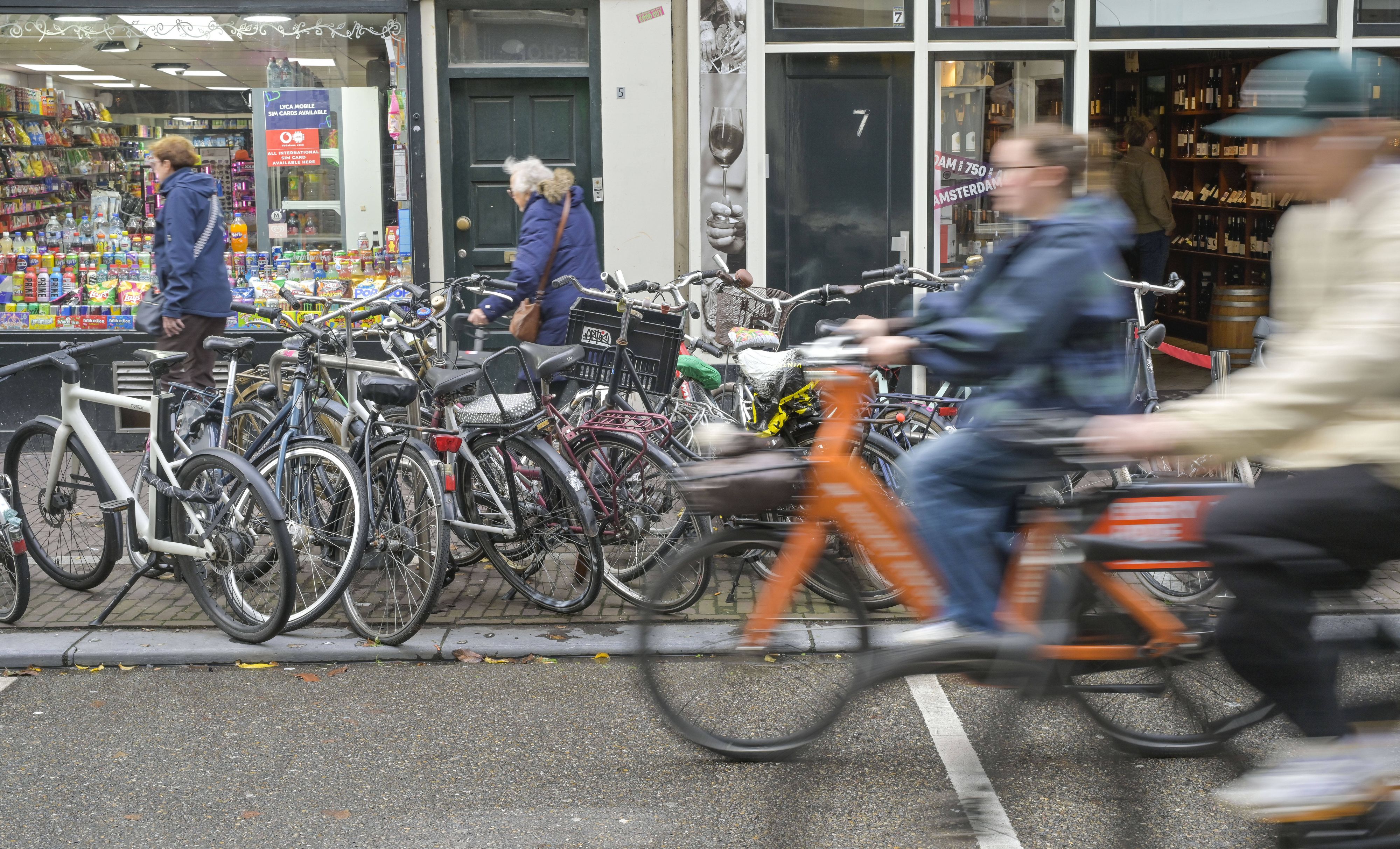 Amsterdam zählt rund 942.500 Einwohner und es gibt schätzungsweise 880.000 Fahrräder in der Stadt.