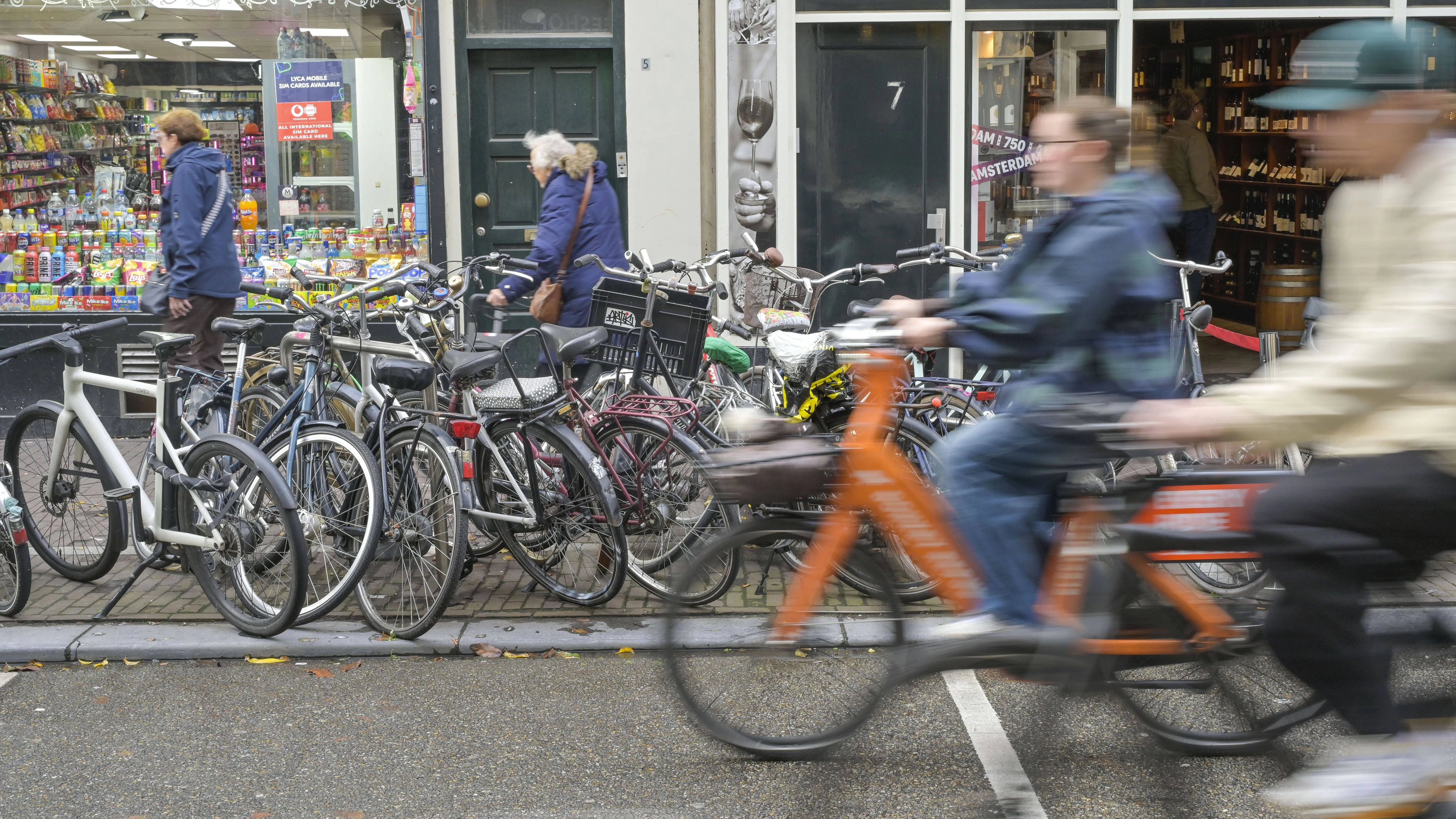 Radfahrer, Radweg, Haarlemmerstraat, Altstadt, Innenstadt, Amsterdam, Niederlande *** Cyclist, cycle path, Haarlemmerstraat, old town, city center, Amsterdam, Netherlands