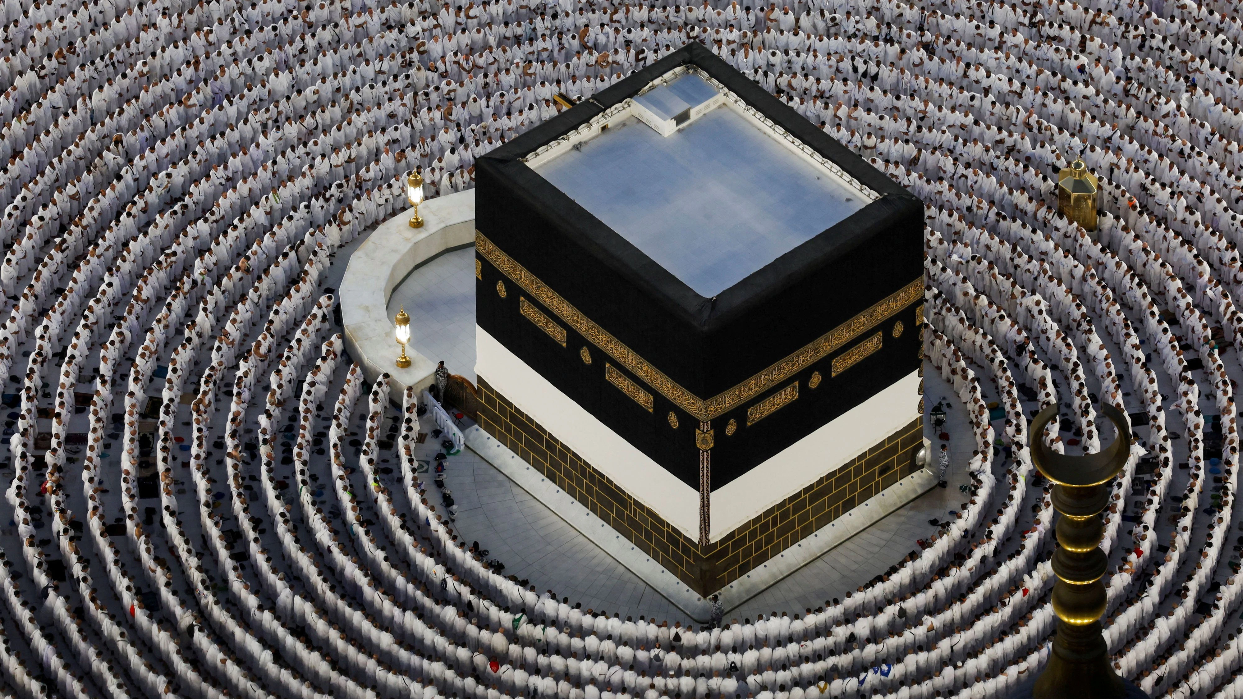 Pilgrims pray in front of Kaaba on the day they perform Tawaf at the Grand Mosque, ahead of the annual hajj pilgrimage, in the holy city of Mecca, Saudi Arabia, May 24, 2026. REUTERS/Ibraheem Abu Mustafa     TPX IMAGES OF THE DAY     
