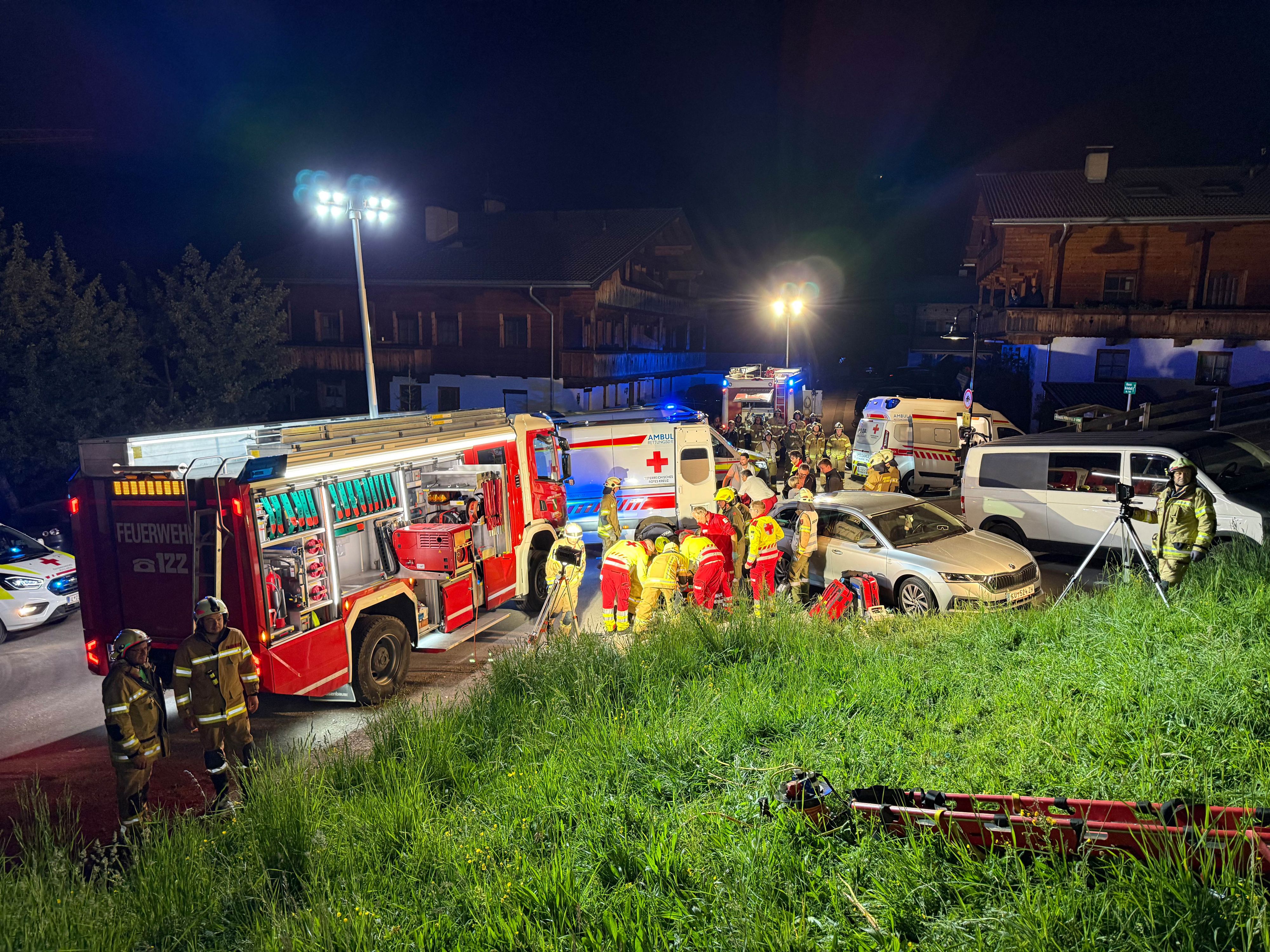 Heute.at - Auto überschlägt sich – Lenker (22) schwer verletzt