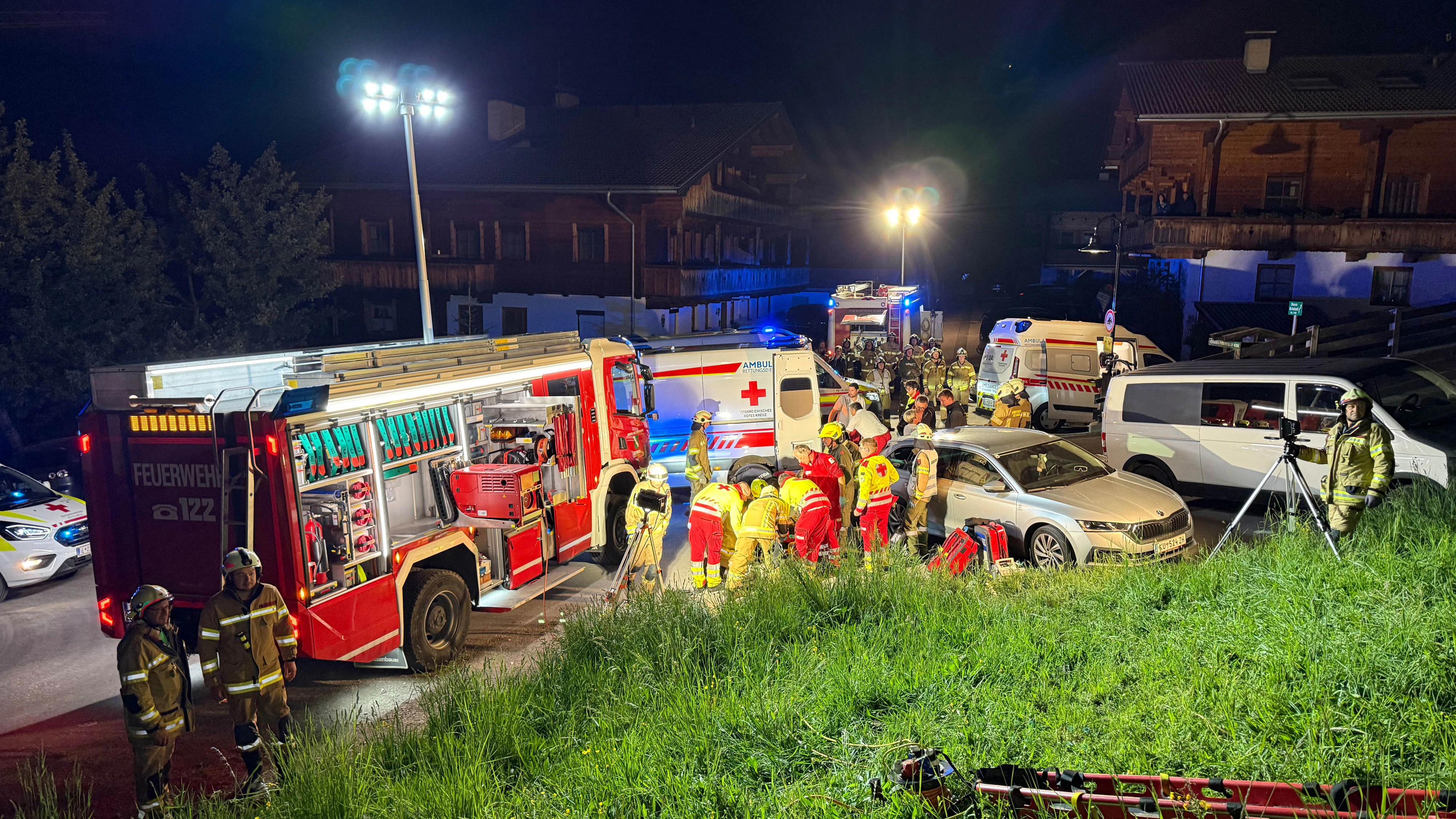 Heute.at - Auto überschlägt sich – Lenker (22) schwer verletzt