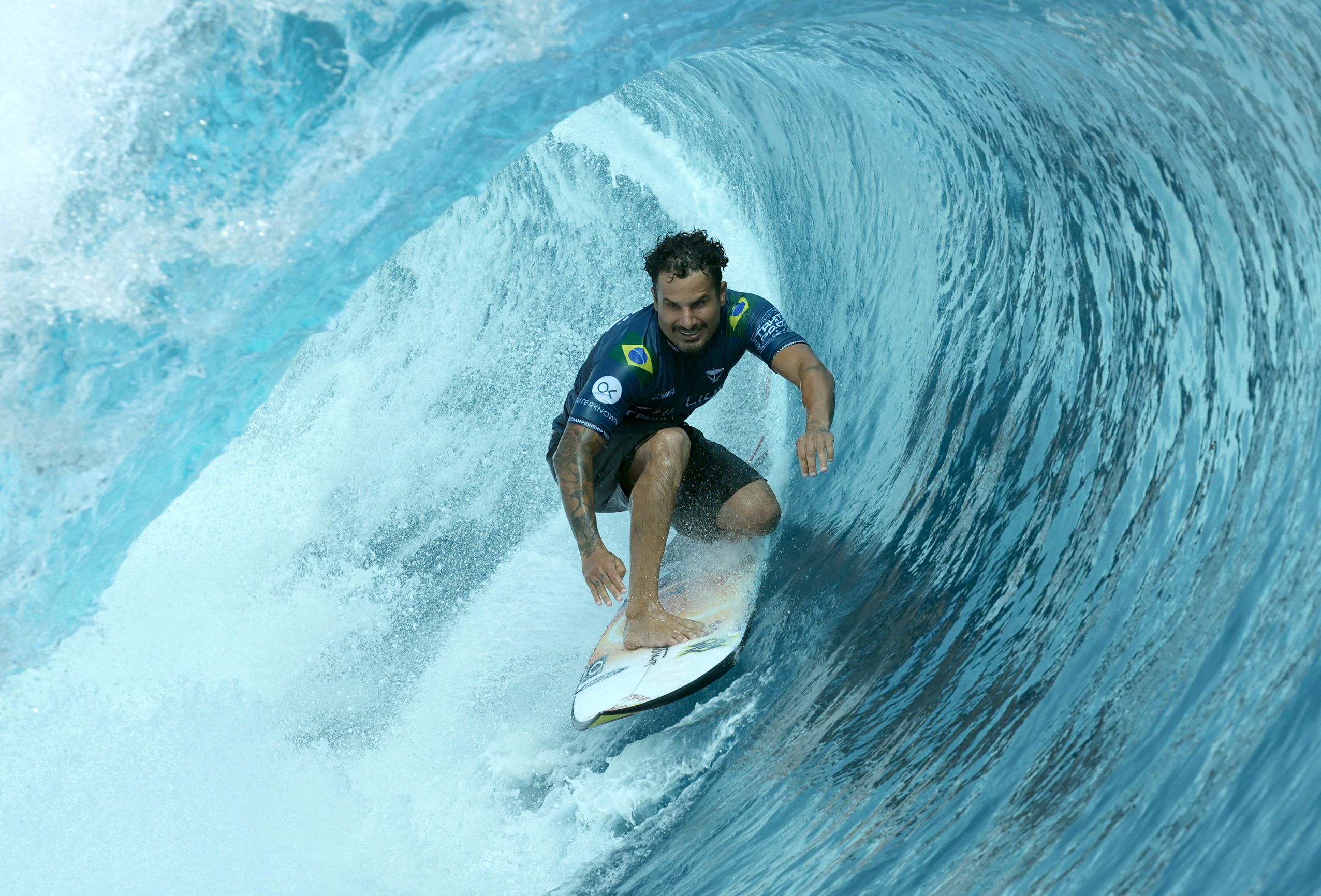 Sieger Italo Ferreira reitet durch die Welle.