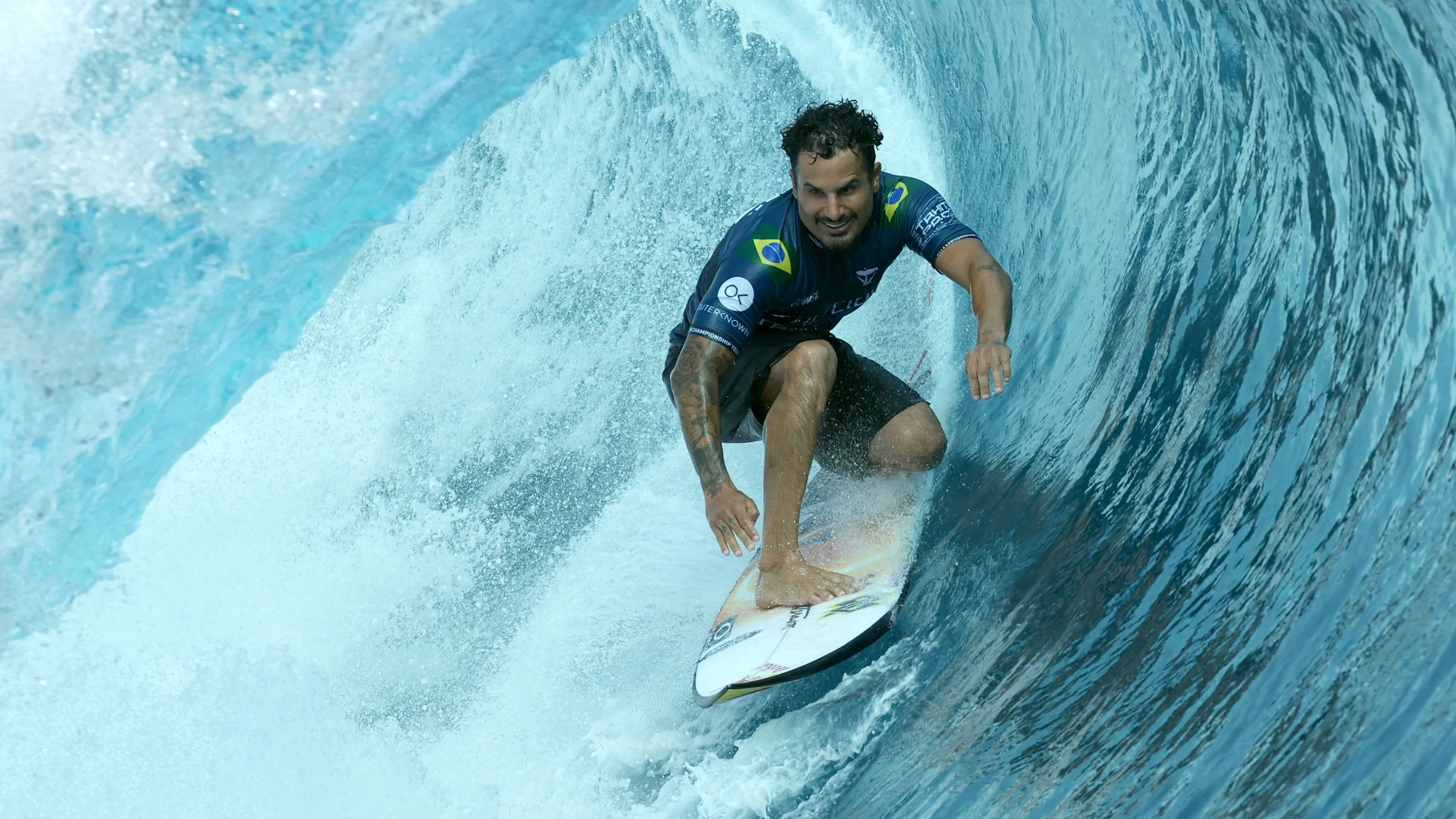 Sieger Italo Ferreira reitet durch die Welle.