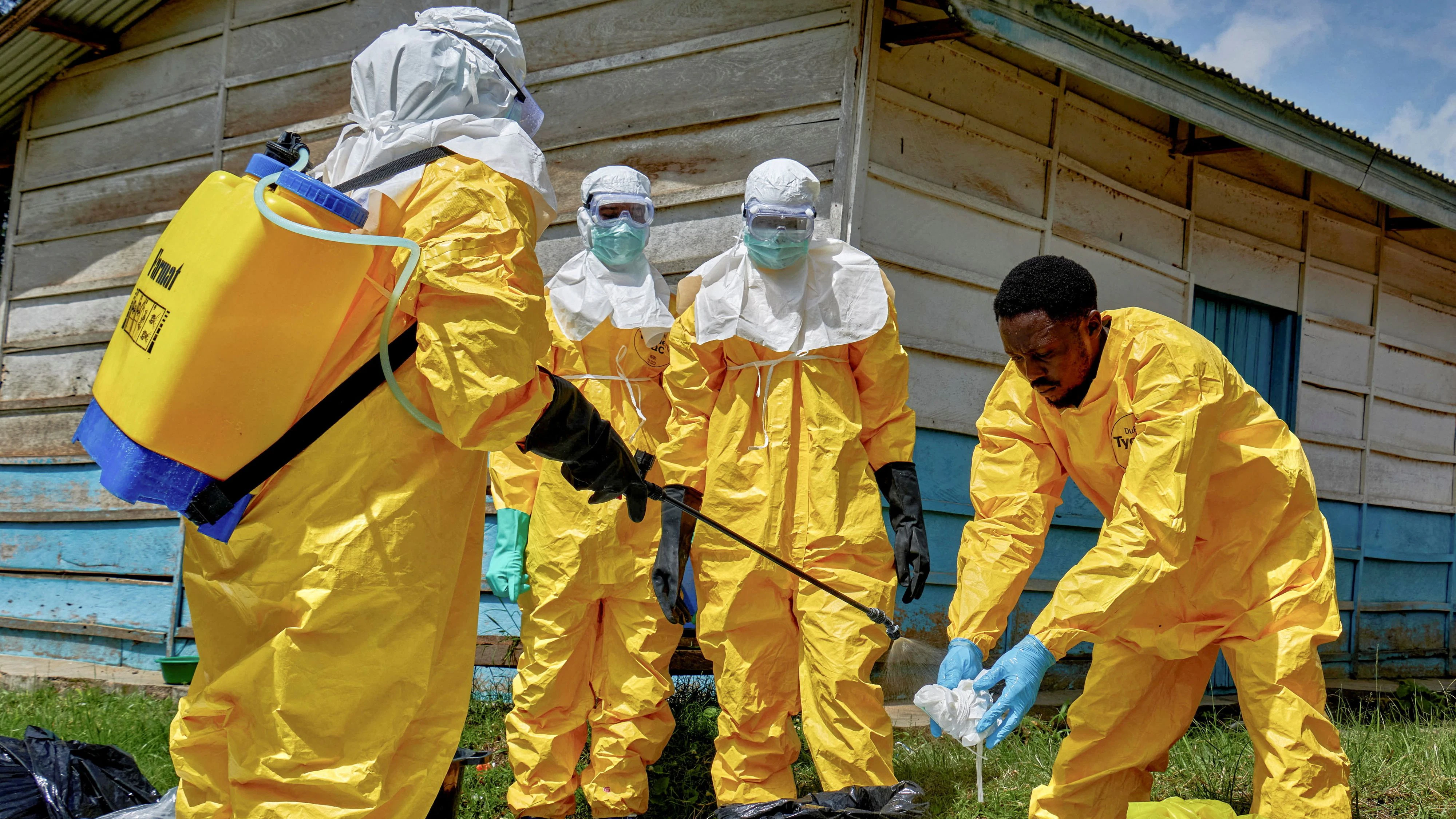 Red Cross workers disinfect after handling the body of a person who died of Ebola, as aid agencies intensify efforts to contain a new Ebola outbreak involving the Bundibugyo strain, at the Centre Medical Evangelique (CME) in Hoho commune of Bunia, Ituri province, Democratic Republic of Congo, May 21, 2026. REUTERS/Gradel Muyisa Mumbere     TPX IMAGES OF THE DAY     