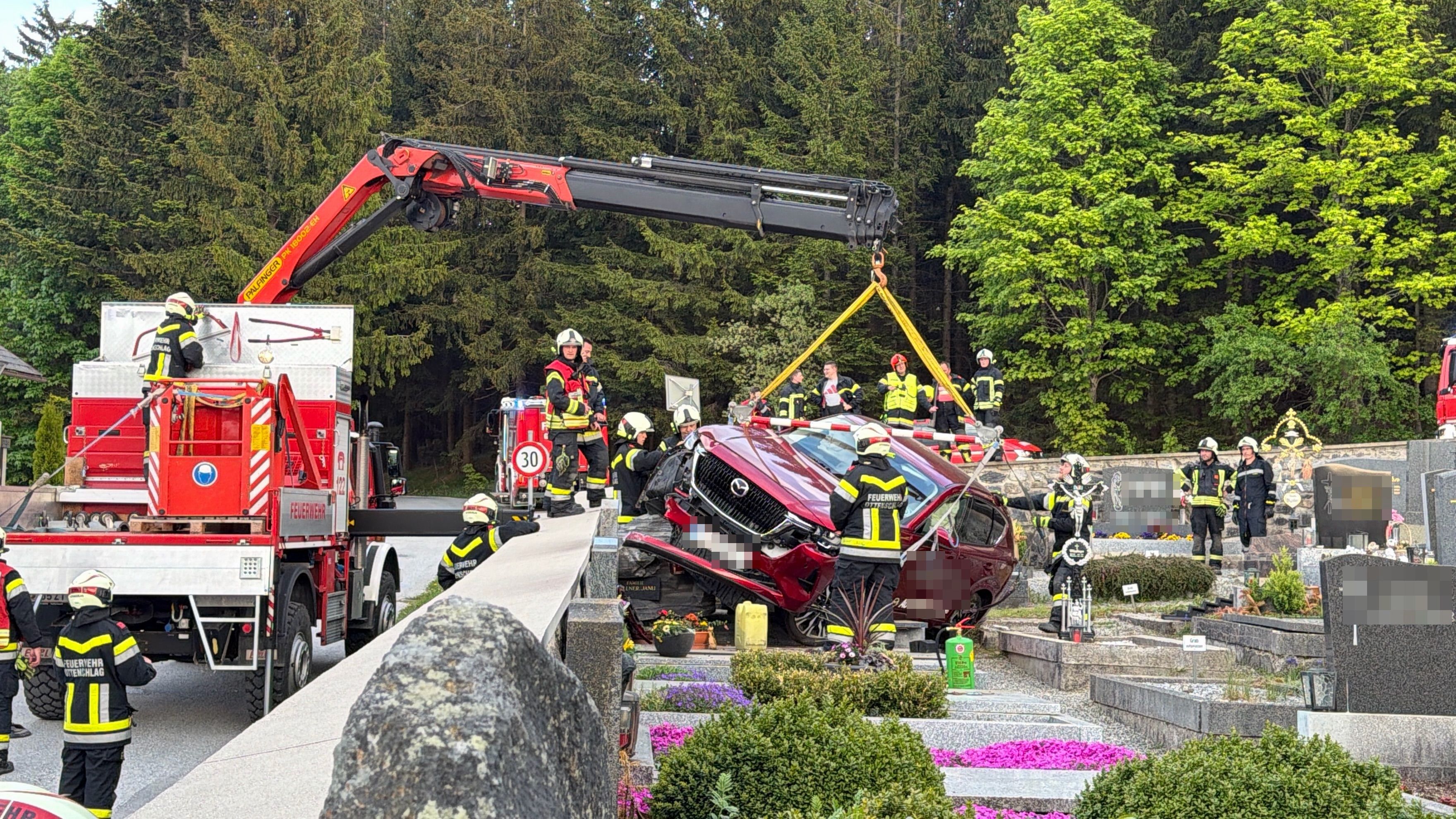 Heute.at - Auto kracht auf Grabstein – Lenkerin hatte Schutzengel