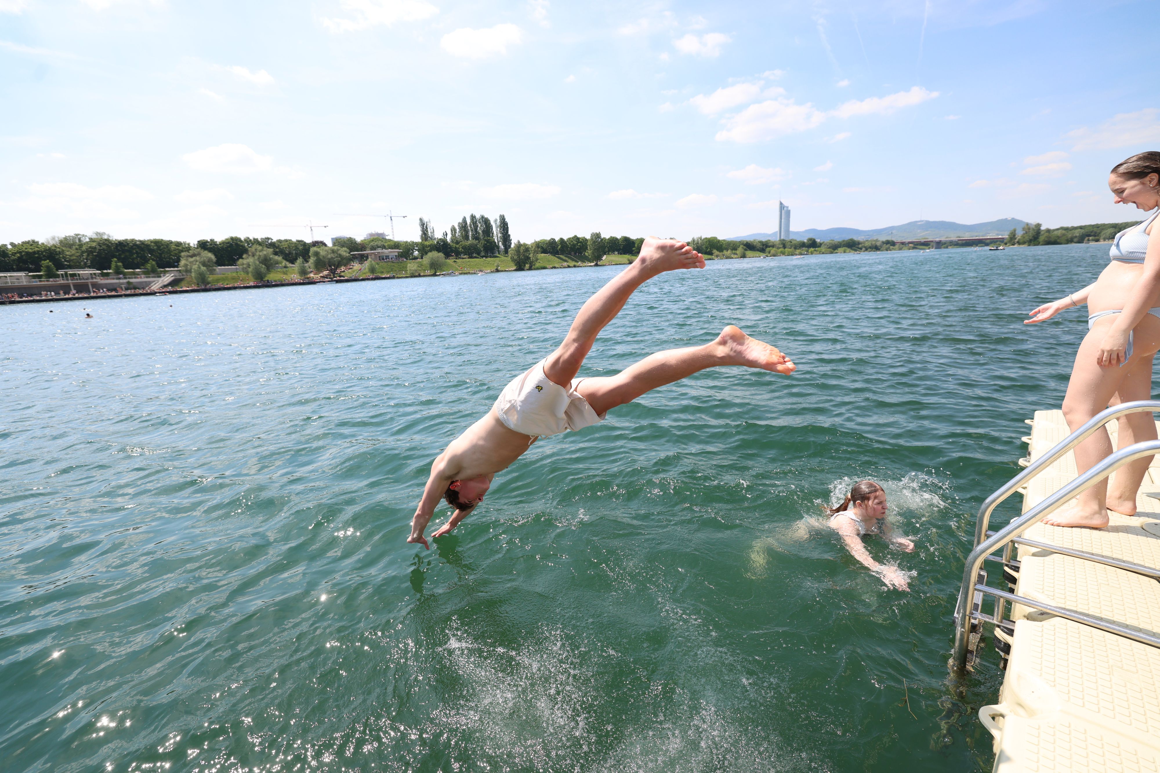 Bilan nutzt den Feiertag für einen Sprung ins kühle Nass der Neuen Donau.