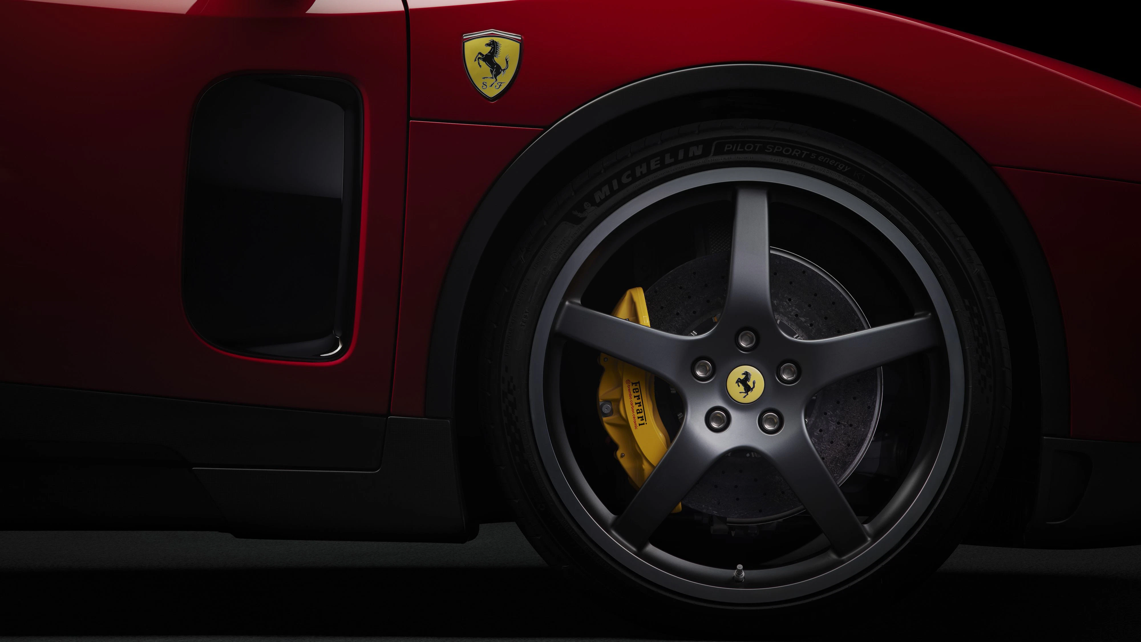 Die Reifen des Ferrari Luce wurden mit dem Ziel entwickelt, den Rollwiderstand um 15 % zu reduzieren