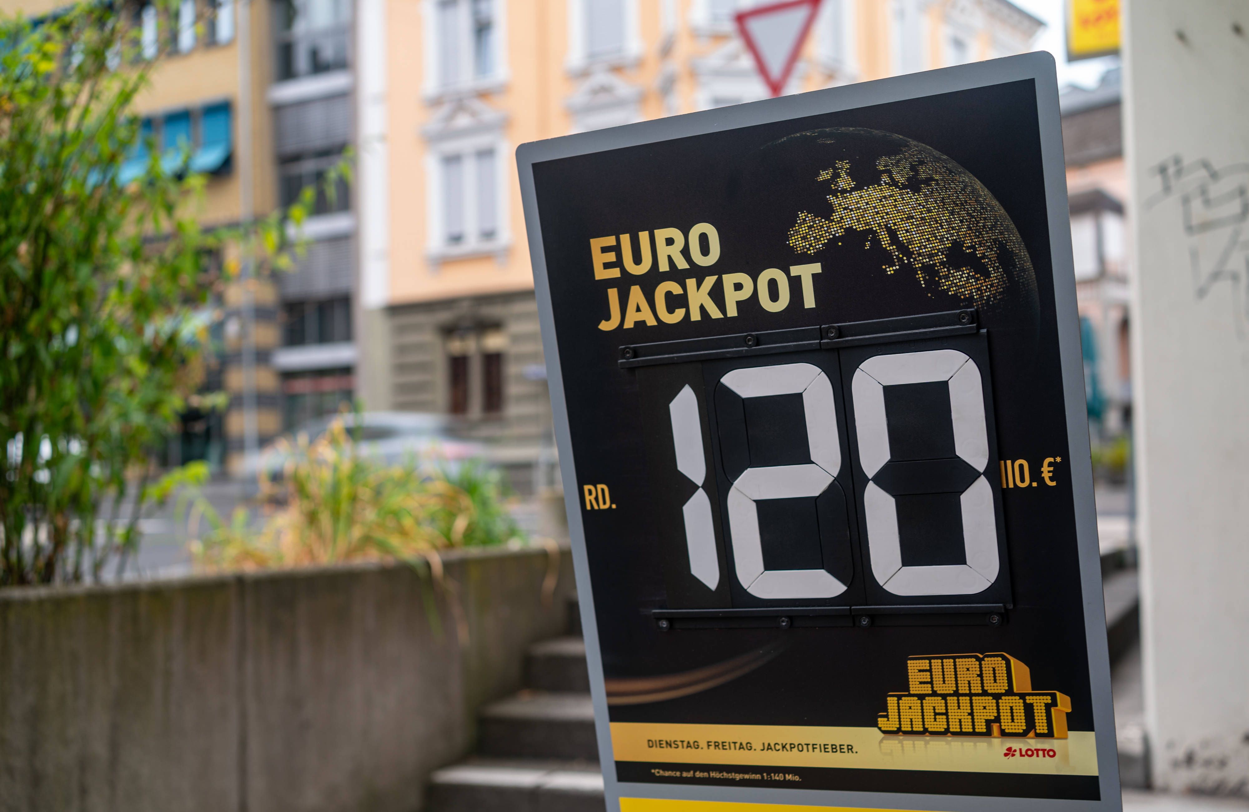 Der Eurojackpot mit prall gefüllten 120 Millionen Euro im Lostopf wurde geknackt.